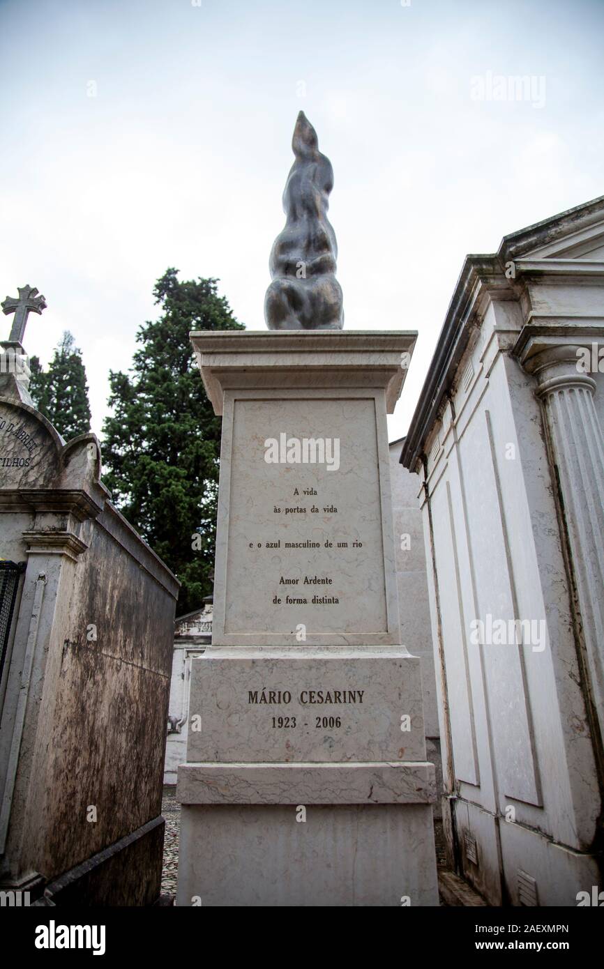 Mario Cesariny Grave Piedra en Prazeres Cementerio de Lisboa, Portugal. Foto de stock