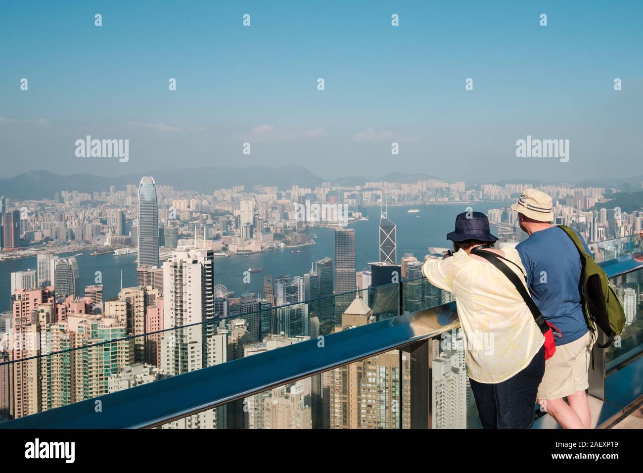 Hong Kong, China - Noviembre, 2019: la gente disfrutando de la vista del horizonte de Hong Kong desde el pico. Es la atracción más popular en Hong Kong Foto de stock