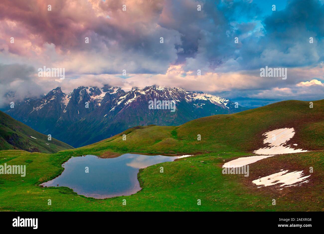 Espectacular atardecer de verano en el lago Koruldi al pie del monte. Ushba. Superior, Svaneti Mestia, Georgia, Europa. Montañas del Cáucaso. Foto de stock