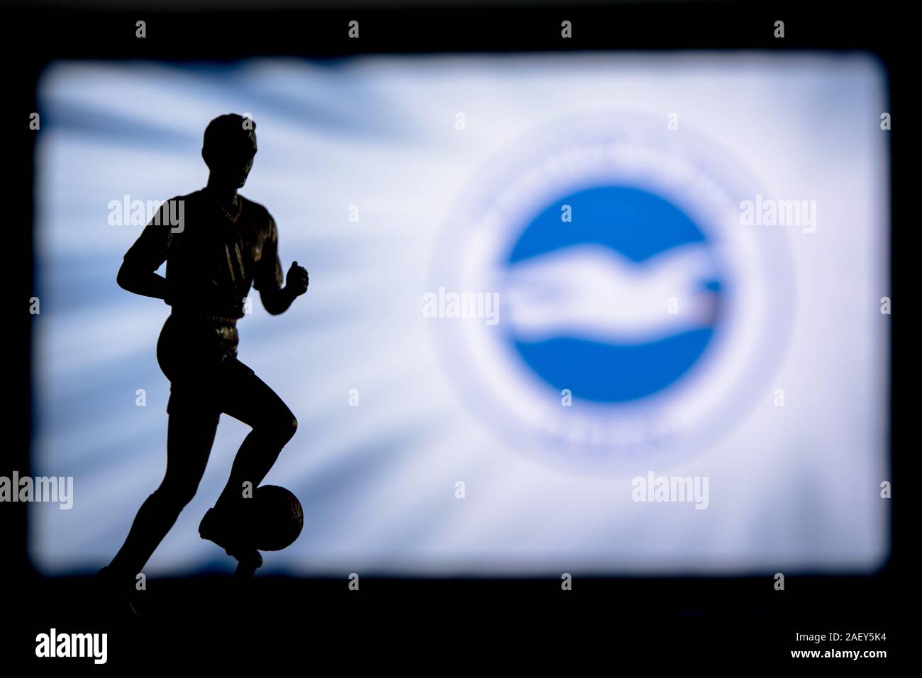 Londres, Inglaterra, en julio. 1. 2019: Brighton Hove Albion Football Club logo, Premier League, Inglaterra. La silueta del jugador de fútbol. Foto de stock