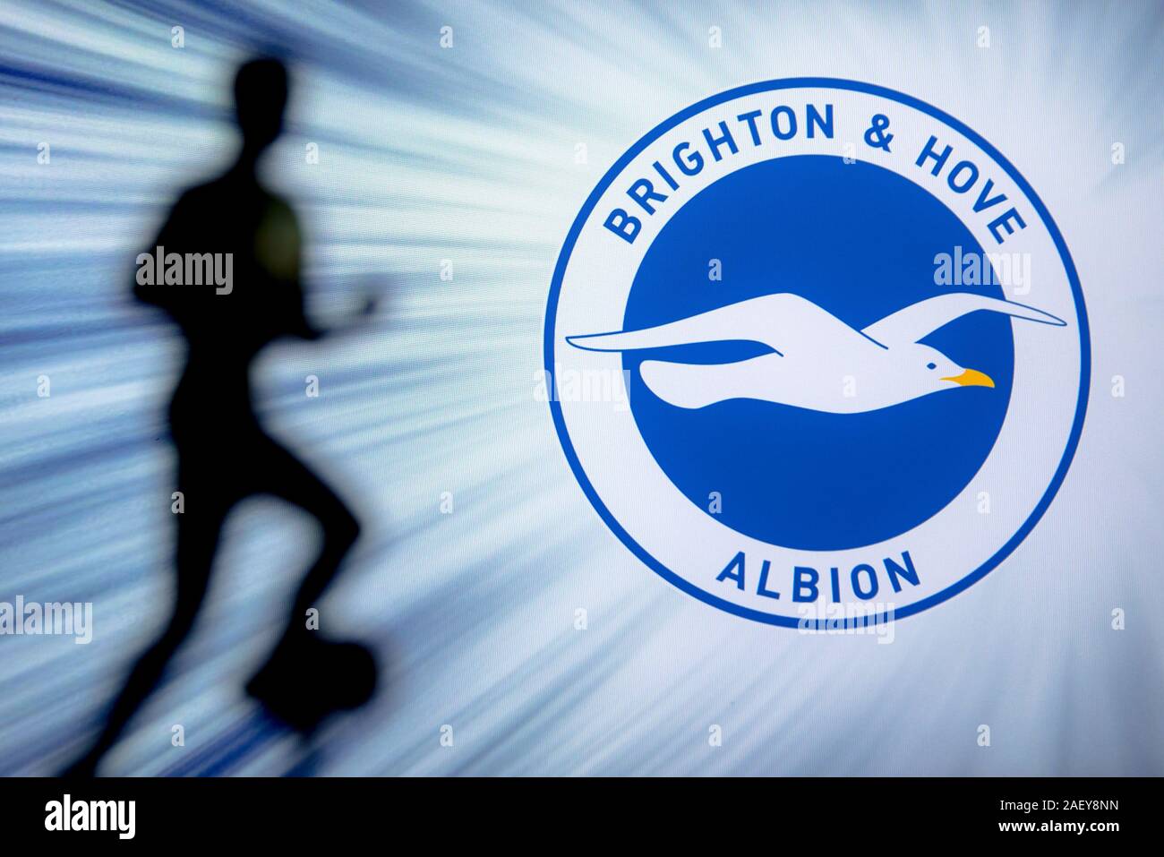 BRIGHTON, Inglaterra, en julio. 1. 2019: Brighton Hove Albion Football Club logo, Premier League, Inglaterra. La silueta del jugador de fútbol. Foto de stock