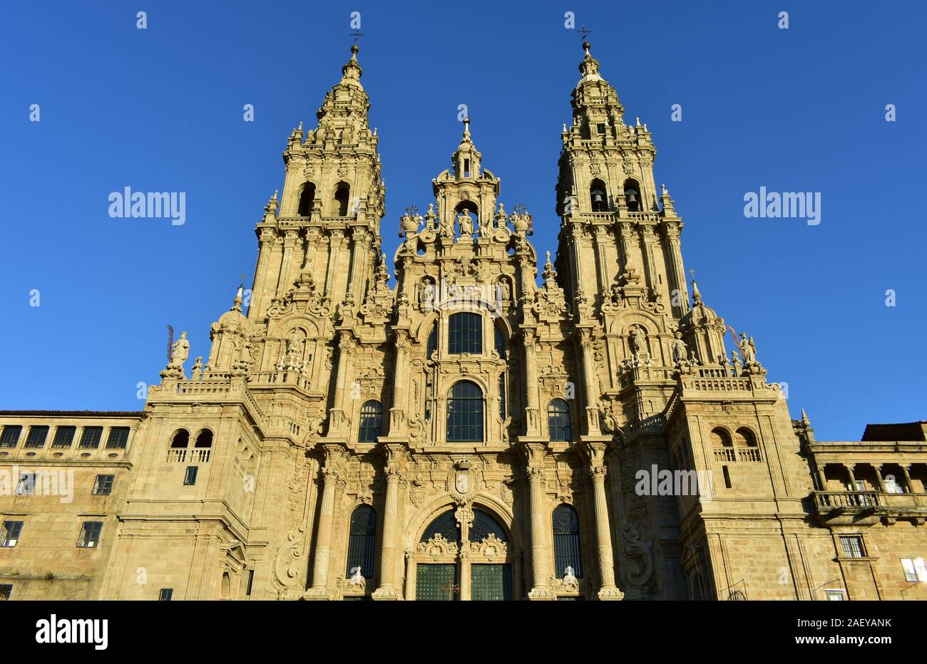 Catedral con la luz del atardecer y el cielo azul. Vista desde la Praza do Obradoiro. Santiago de Compostela, España. Foto de stock
