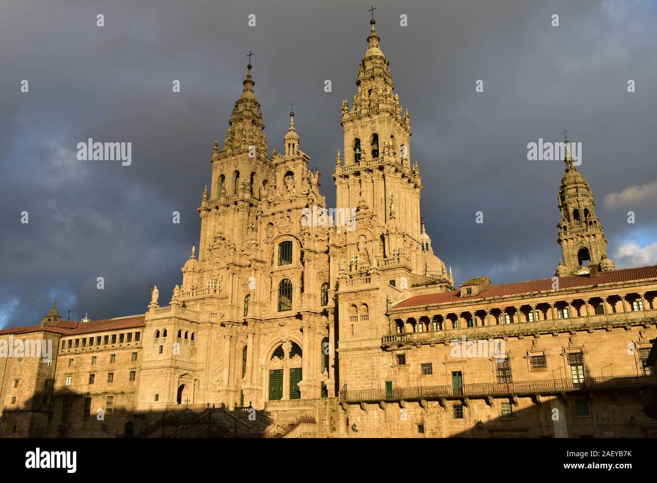 Catedral con la luz del atardecer en un día lluvioso. Vista desde la Praza do Obradoiro. Santiago de Compostela, España. Foto de stock