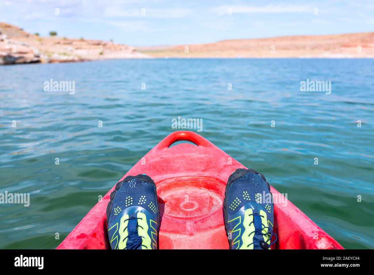 Kayak en el Lago Powell para Antelope Canyon con pies zapatillas para el  agua en la parte delantera del barco kayak rojo y azul turquesa de agua  Fotografía de stock - Alamy