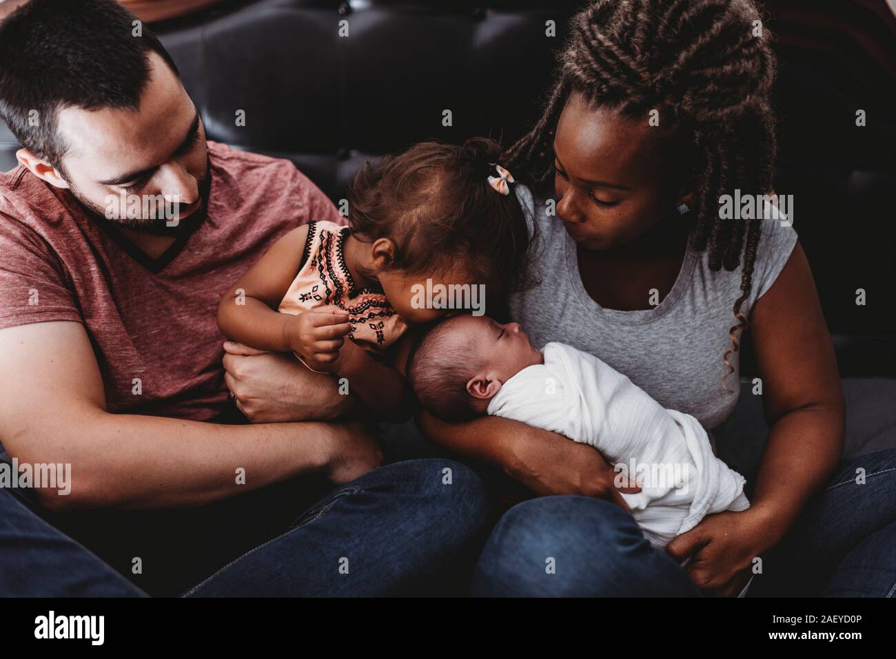 2 Anos Multirracial Con Papa Y Mama Besar Los Envuelva Bebe Fotografia De Stock Alamy 2 Anos Multirracial Con Papa Y Mama Besar Los Envuelva Bebe Fotografia De Stock Alamy
