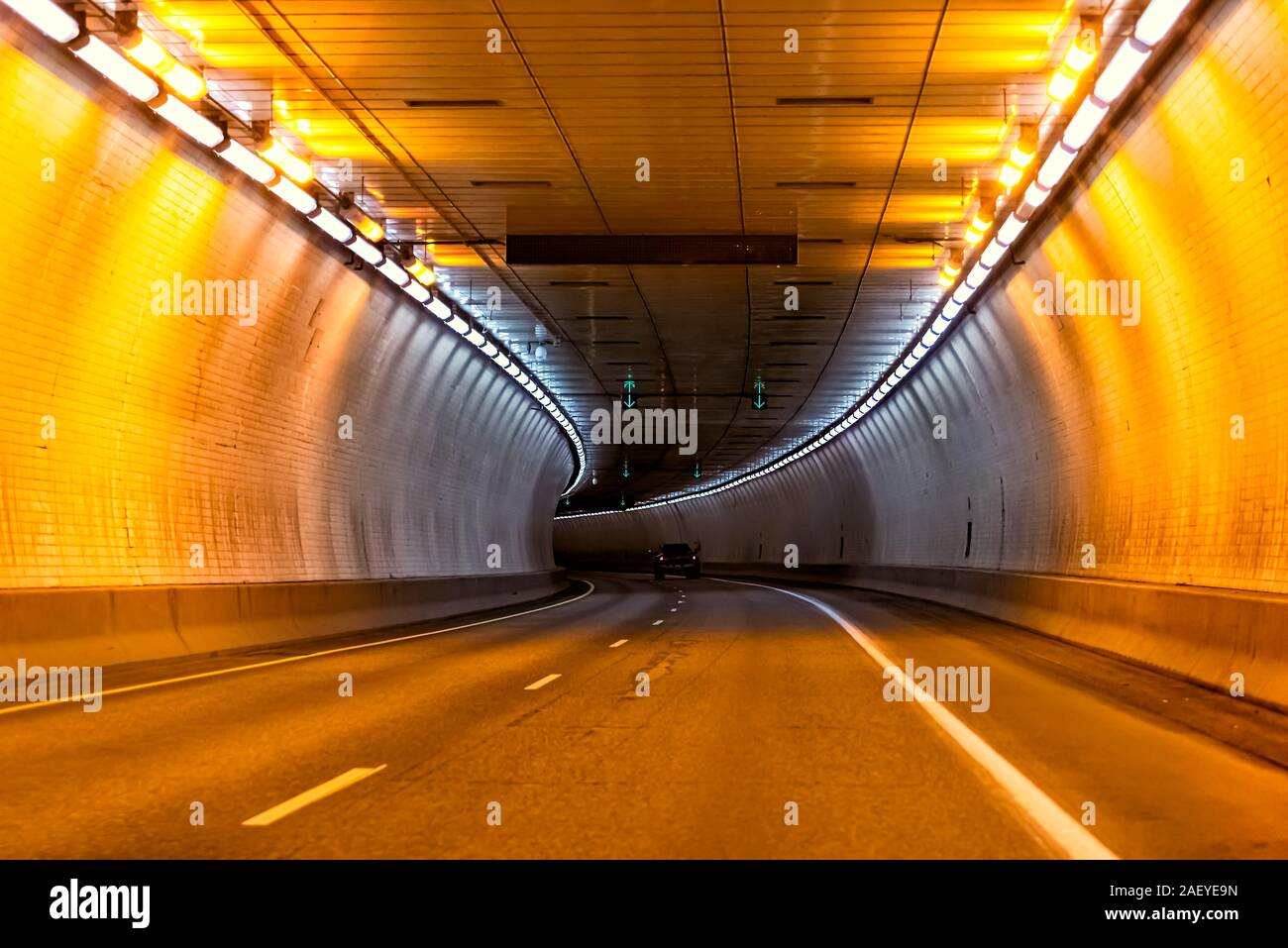 La autopista carretera cerca de Glenwood Springs Cañón de Colorado con la larga exposición de luz dentro del túnel con el color naranja y car Foto de stock