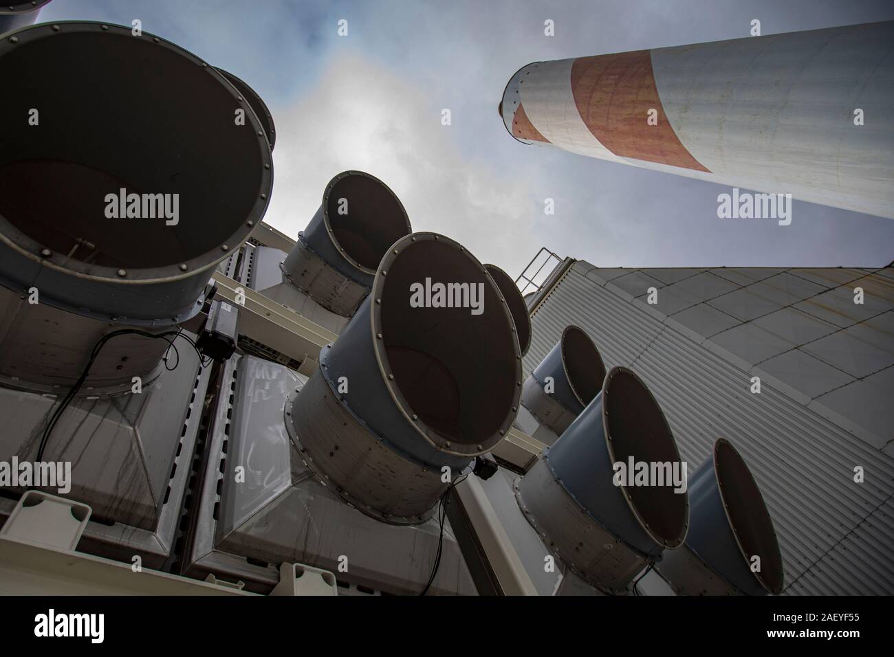 La empresa suiza Climeworks ejecutan 30 CAD - Captura de aire directo - ventiladores en el techo de esta basura incinerador en Hinwil fuera de Zurich. Fundada en 2009 por Christoph Gebald y Jan Wurzbacher, la compañía ha comercializado la unidad de captura de carbono modular, cada una de las cuales es capaz de chupar hasta 135 kg. de CO2 fuera del aire a diario. El proceso es energía exigente, y las unidades de Hilwil utilizar el exceso de energía desde el incinerador para ejecutar los coleccionistas. A su vez, el CO2 se usa cerca a un invernadero comercial para aumentar el rendimiento del cultivo y también entregado a un agua mineral ma Foto de stock