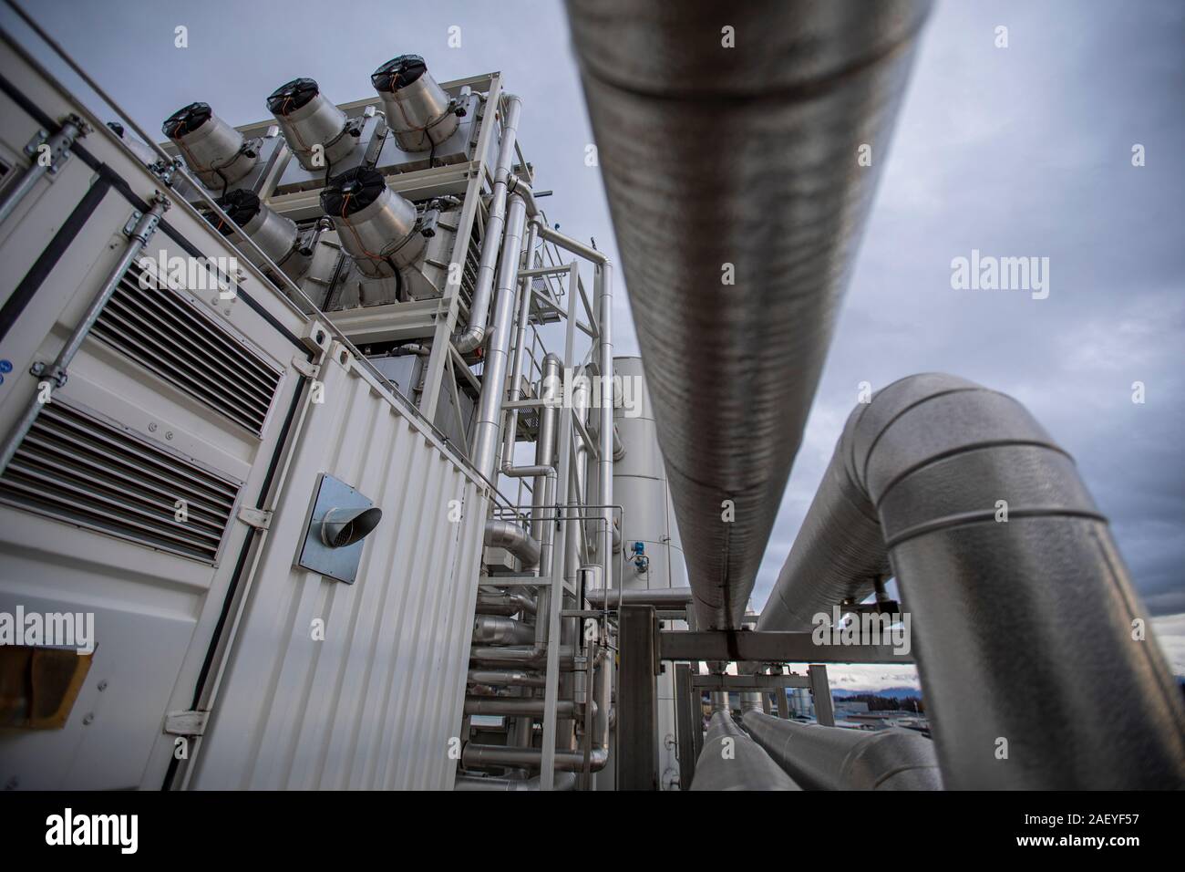 La empresa suiza Climeworks ejecutan 30 CAD - Captura de aire directo - ventiladores en el techo de esta basura incinerador en Hinwil fuera de Zurich. Fundada en 2009 por Christoph Gebald y Jan Wurzbacher, la compañía ha comercializado la unidad de captura de carbono modular, cada una de las cuales es capaz de chupar hasta 135 kg. de CO2 fuera del aire a diario. El proceso es energía exigente, y las unidades de Hilwil utilizar el exceso de energía desde el incinerador para ejecutar los coleccionistas. A su vez, el CO2 se usa cerca a un invernadero comercial para aumentar el rendimiento del cultivo y también entregado a un agua mineral ma Foto de stock