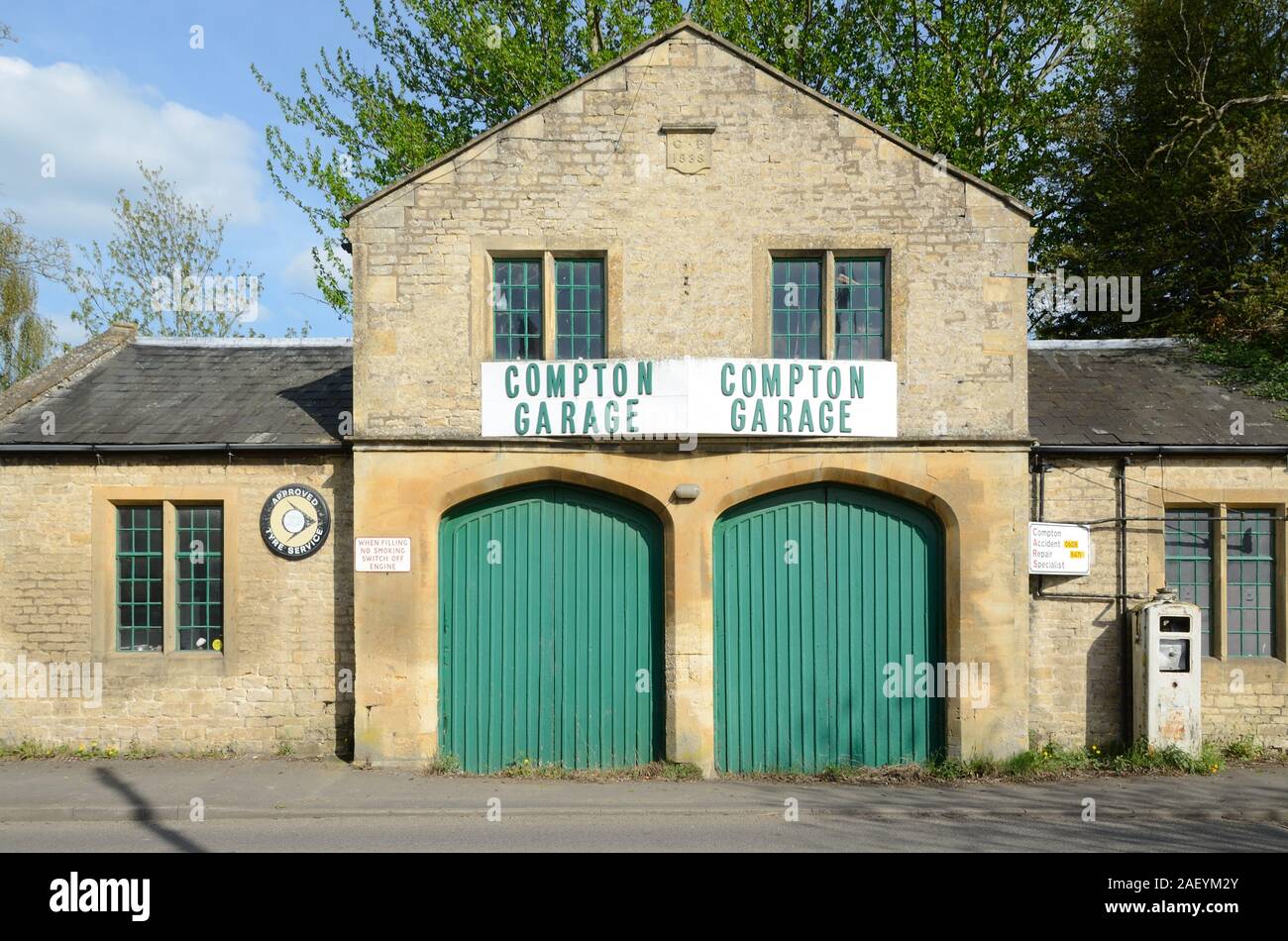 Cerrada, vacante & Aldea abandonada, garaje, Estación de carga y la bomba de gasolina Antigua en Long Compton Warwickshire Inglaterra Foto de stock