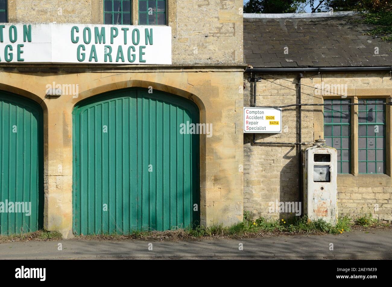 Cerrada, vacante & Aldea abandonada, garaje, Estación de carga y la bomba de gasolina Antigua en Long Compton Warwickshire Inglaterra Foto de stock