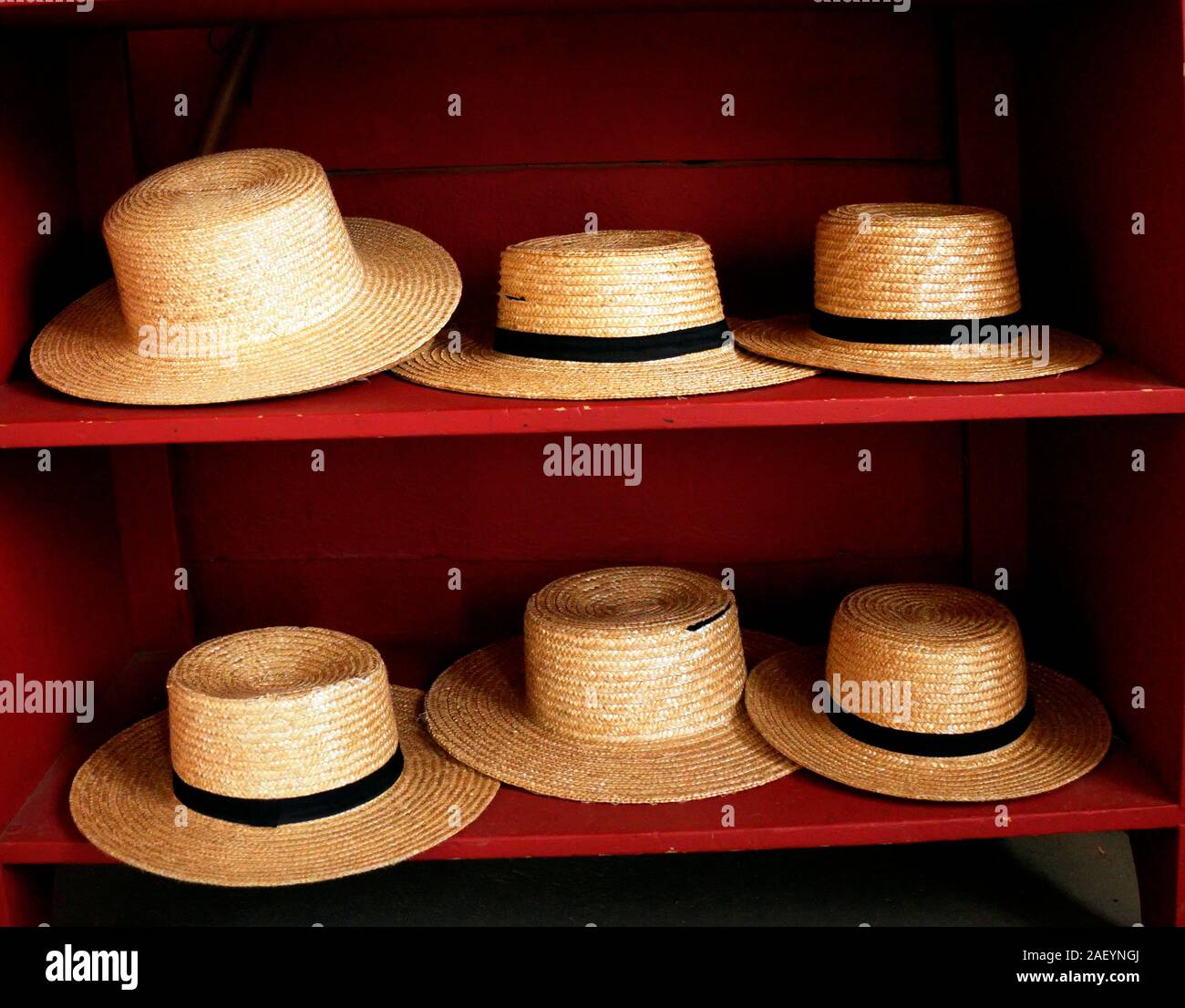 Una colección de sombreros de paja Amish Foto de stock