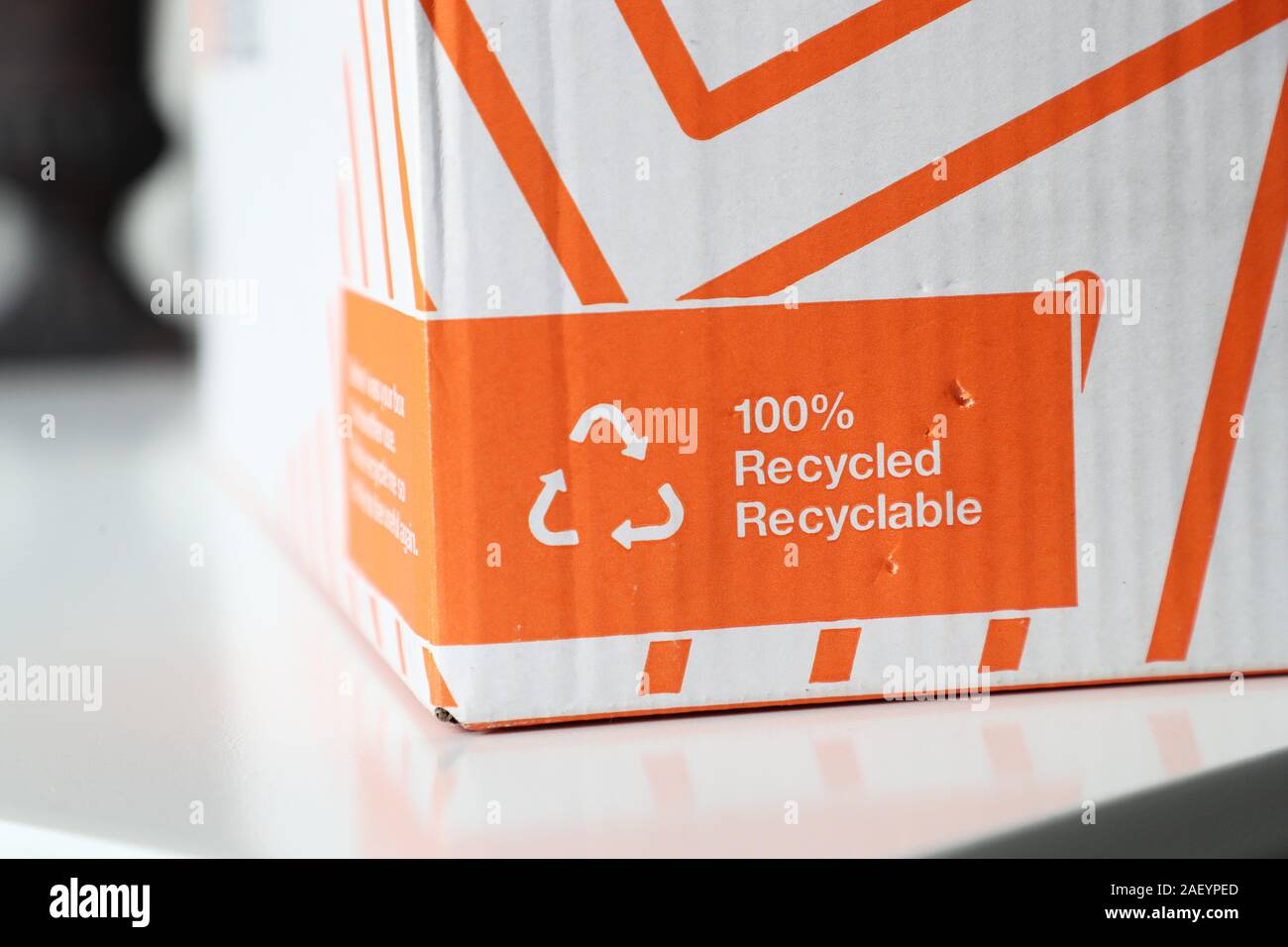 Home-paquete entregado por la empresa Zalando. Zalando es una firma de moda  de Berlín que vende productos de moda y ropa de moda online. Texto sobre el  paquete que lee: \