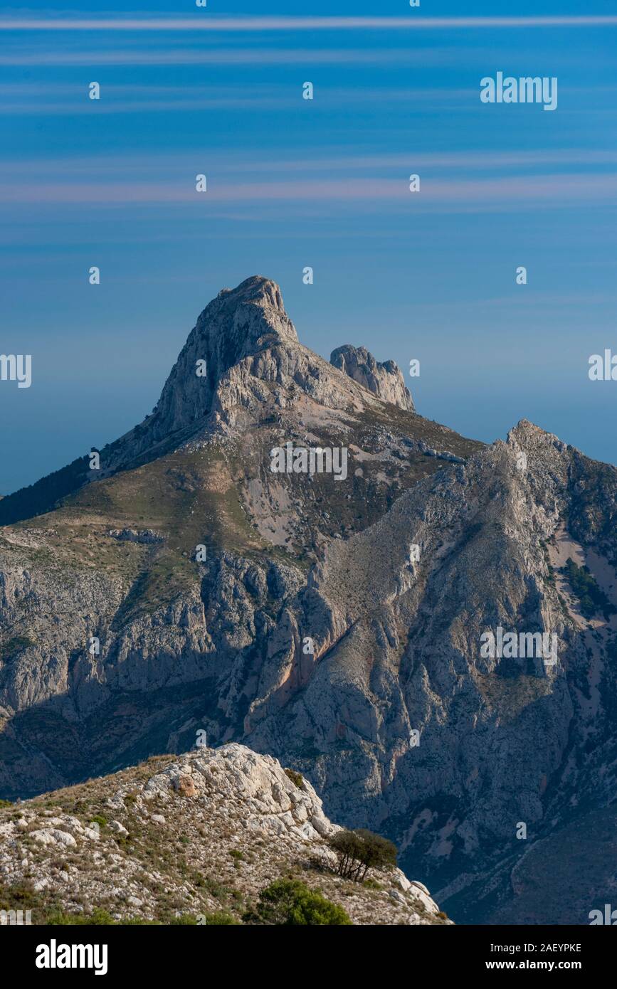 La montaña de Bernia uno de los más alpino de montaña en la provincia de Alicante (1.128 msn), provincia de Alicante, Costa Blanca, España Foto de stock