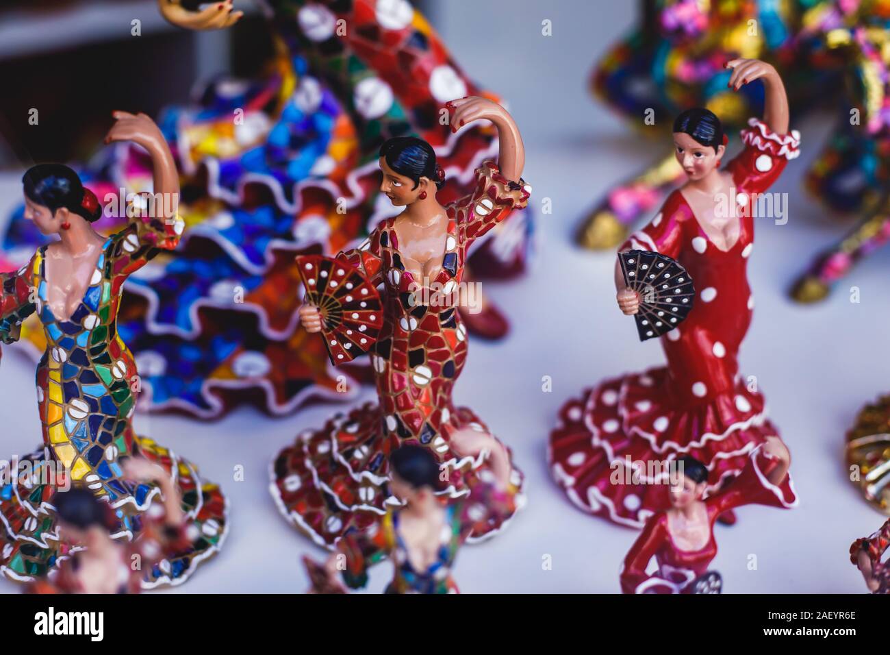 Vista De Recuerdos Y Regalos Turísticos Tradicionales De España, Alicante,  Valencia Con Juguetes, Figuras De Toros, Muñecas De Bailarina Flamenca,  Imanes De Nevera Con Llavero, En La Tienda De Souvenirs Del Vendedor