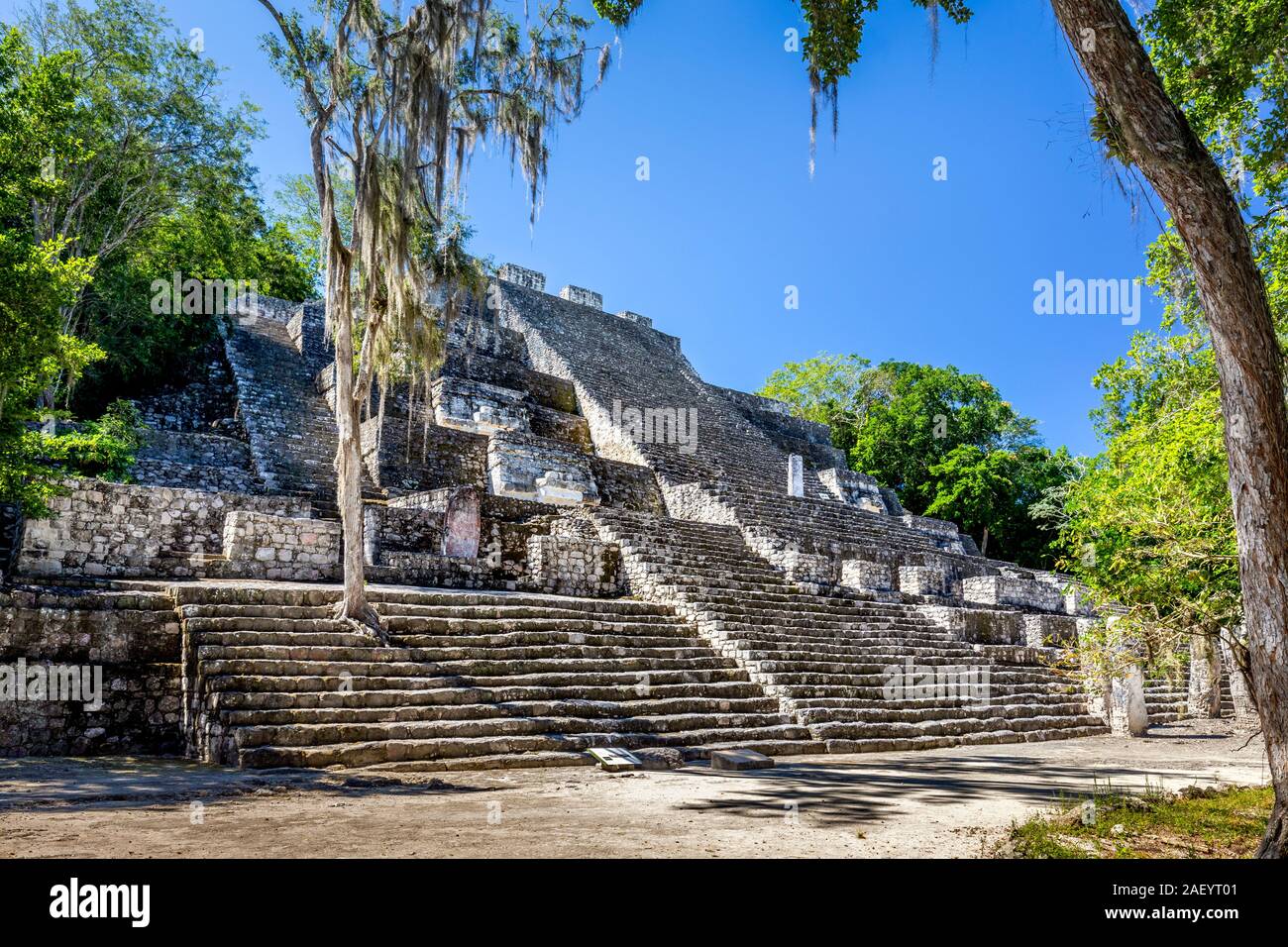 Pirámide principal estructura (II) en el sitio arqueológico de Calakmul en Campeche, México. Foto de stock
