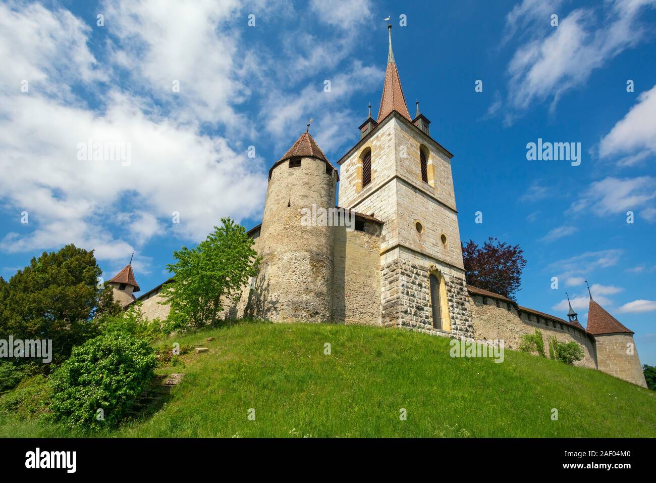 Suiza, cantón de Friburgo, Murten Murten, en alemán, en francés, vista desde el foso seco hacia terraplén muros, Torre de la iglesia Alemana Foto de stock