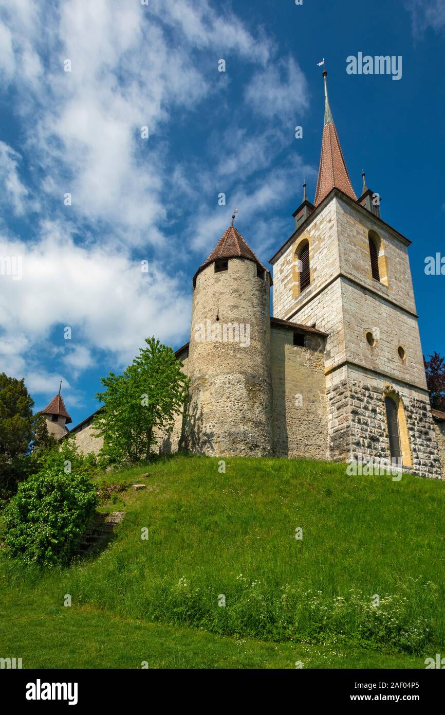 Suiza, cantón de Friburgo, Murten Murten, en alemán, en francés, vista desde el foso seco hacia terraplén muros, Torre de la iglesia Alemana Foto de stock