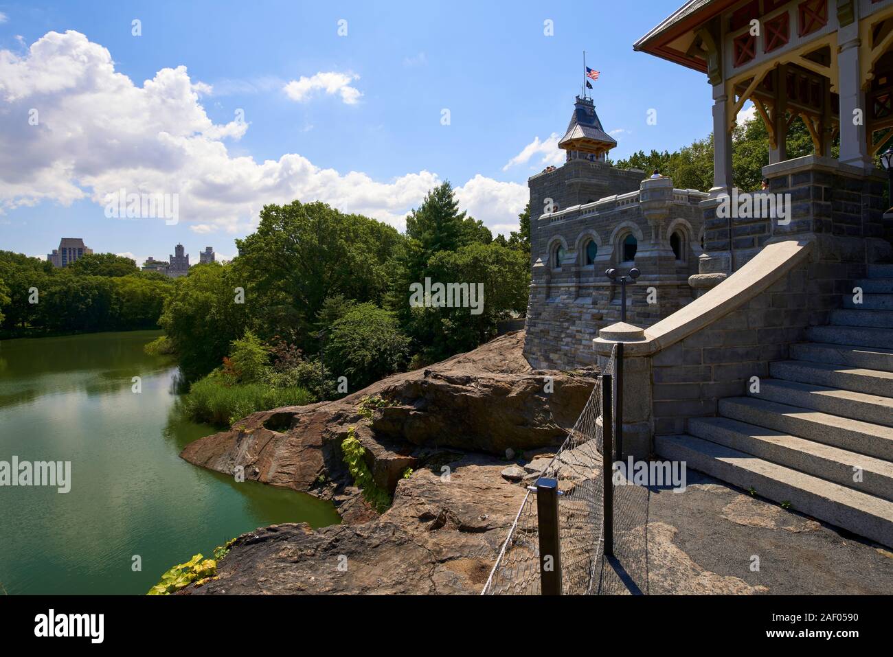 El Castillo de Belvedere y su estanque de tortugas en Central Park, New York. Foto de stock