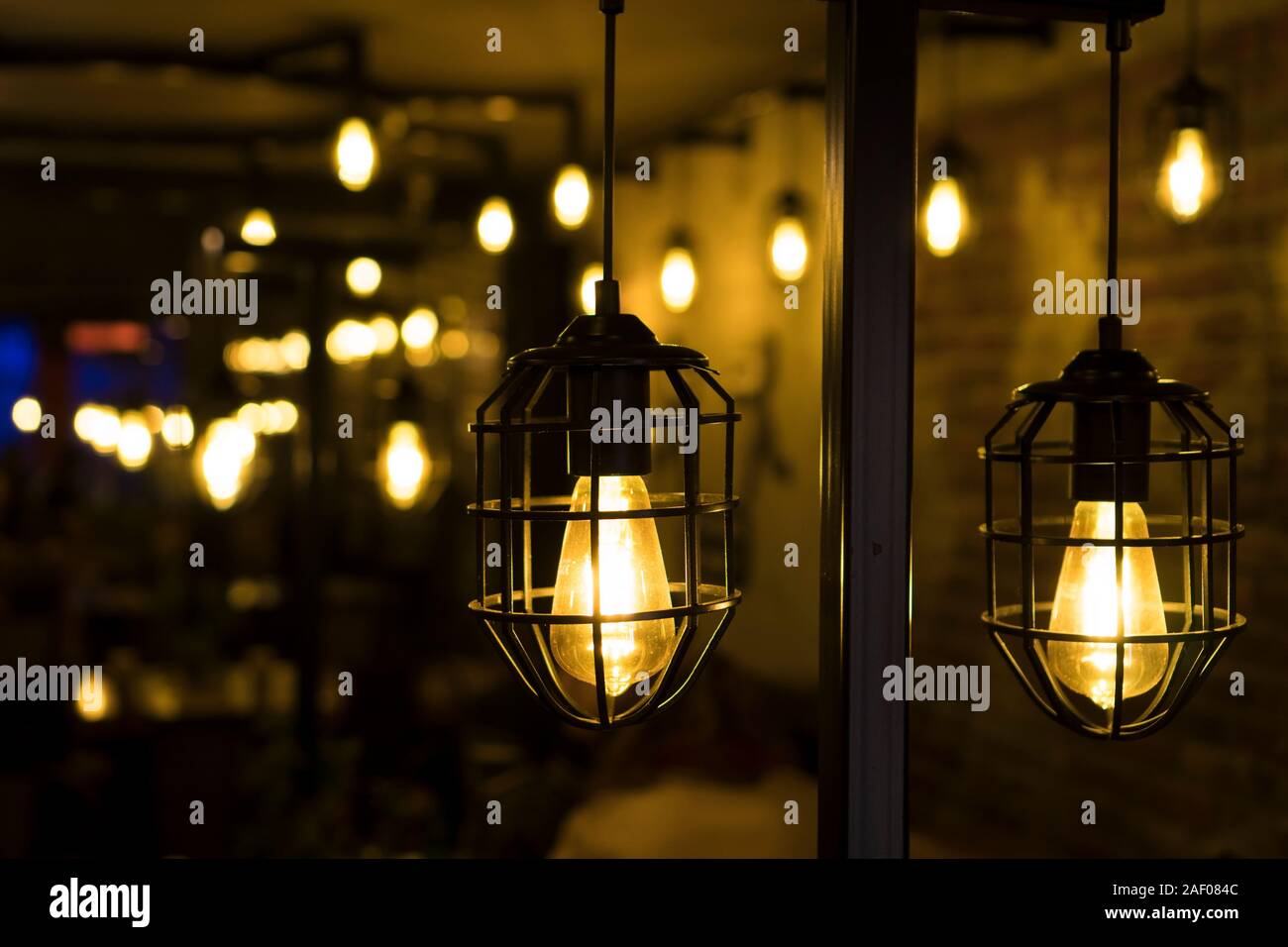 Lámparas de estilo retro en un restaurante o cafetería Fotografía de stock  - Alamy