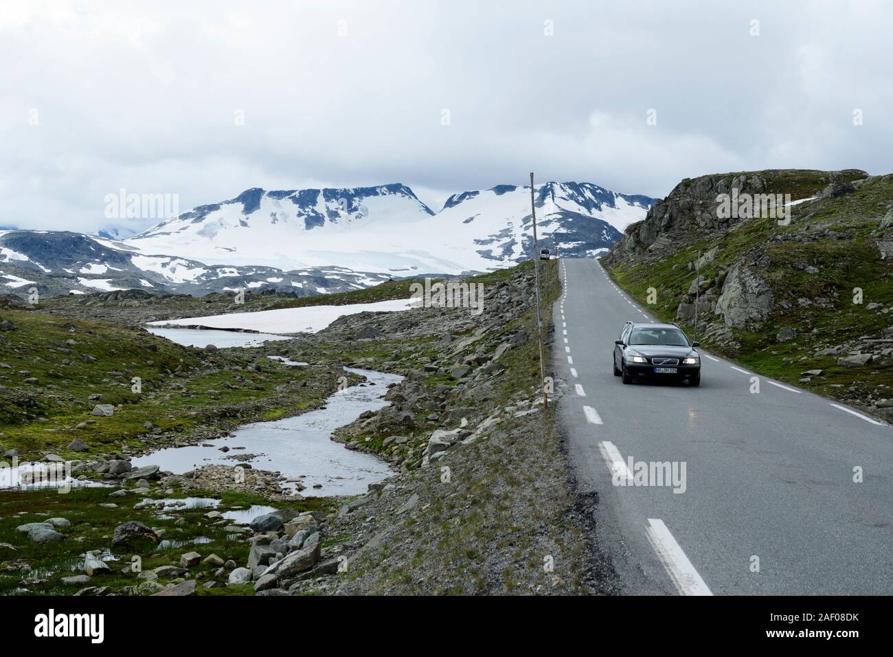 La conducción del automóvil en la carretera de montaña Sognefjell en Parque Nacional de Jotunheimen, Noruega Foto de stock