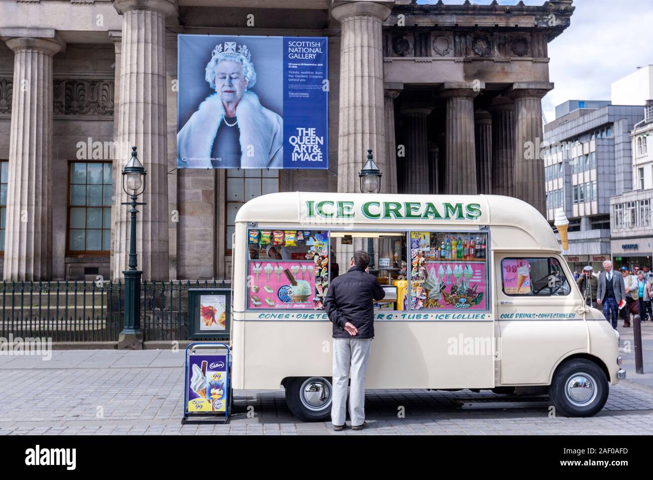 Ice Cream van delante de la Royal Scottish Academy La Reina: Arte e imagen - National Portrait Gallery, Edimburgo, Reino Unido Foto de stock