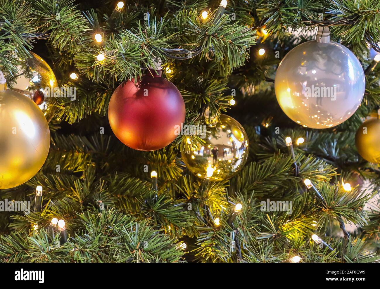 Hermoso color rojo dorado y decoración de Navidad en un árbol de pino verde  Fotografía de stock - Alamy