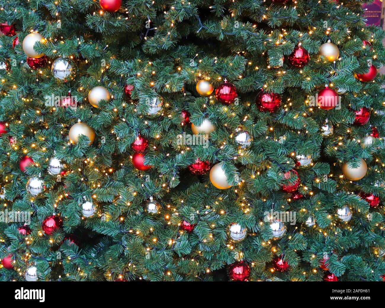 Hermoso color rojo dorado y decoración de Navidad en un árbol de pino verde  Fotografía de stock - Alamy