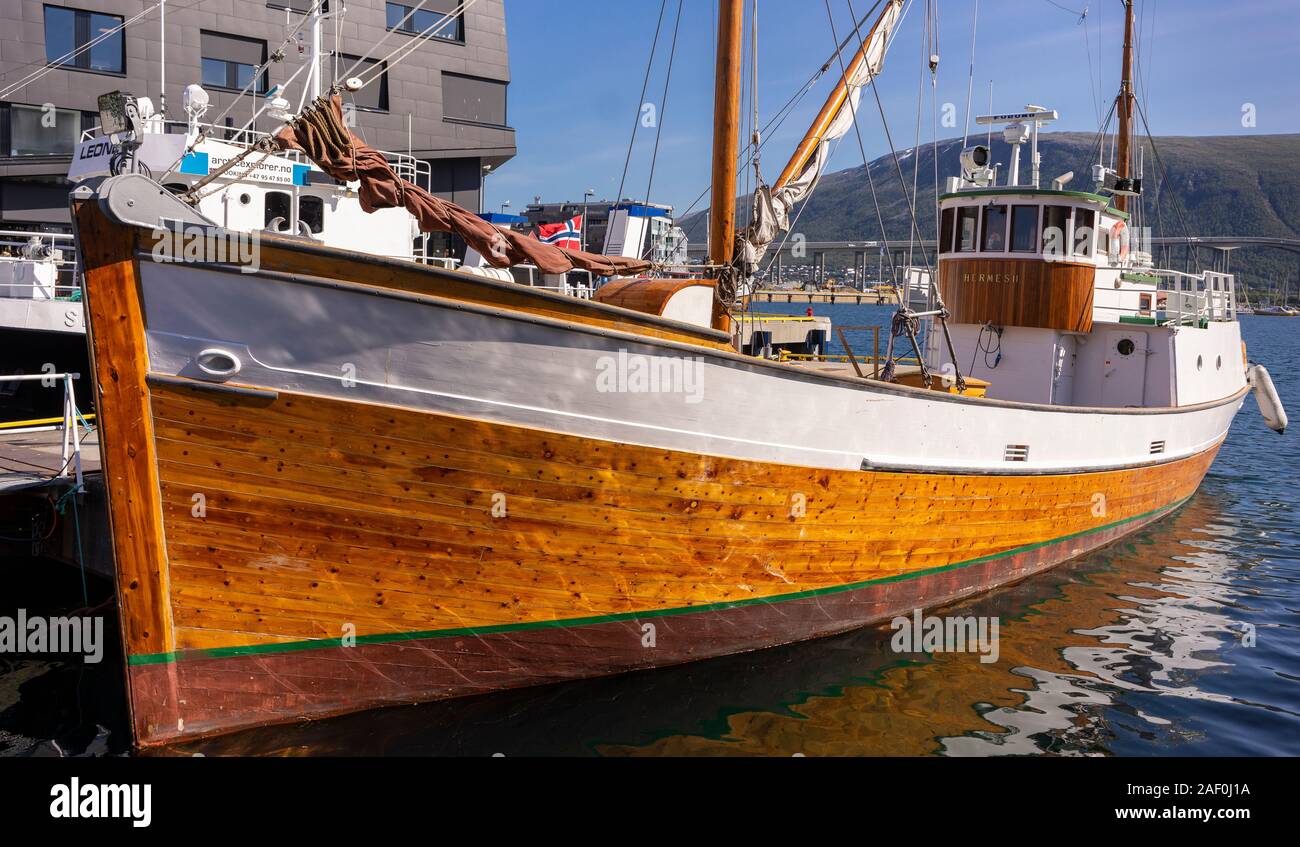 Barco Estático de Época en Madera, H.M.S. Country, fabricante