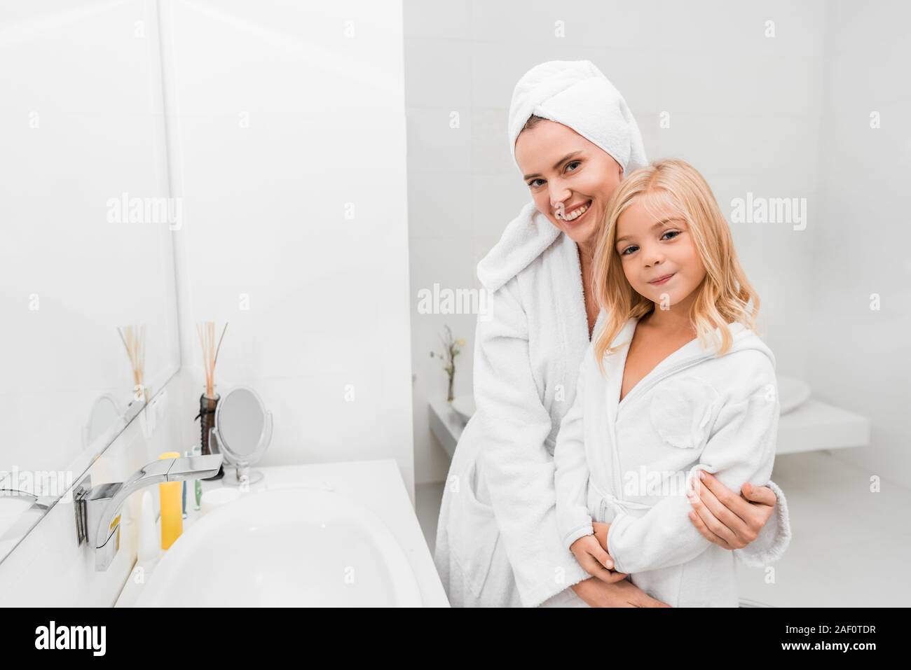 Niña con gorro de ducha en la bañera Fotografía de stock - Alamy