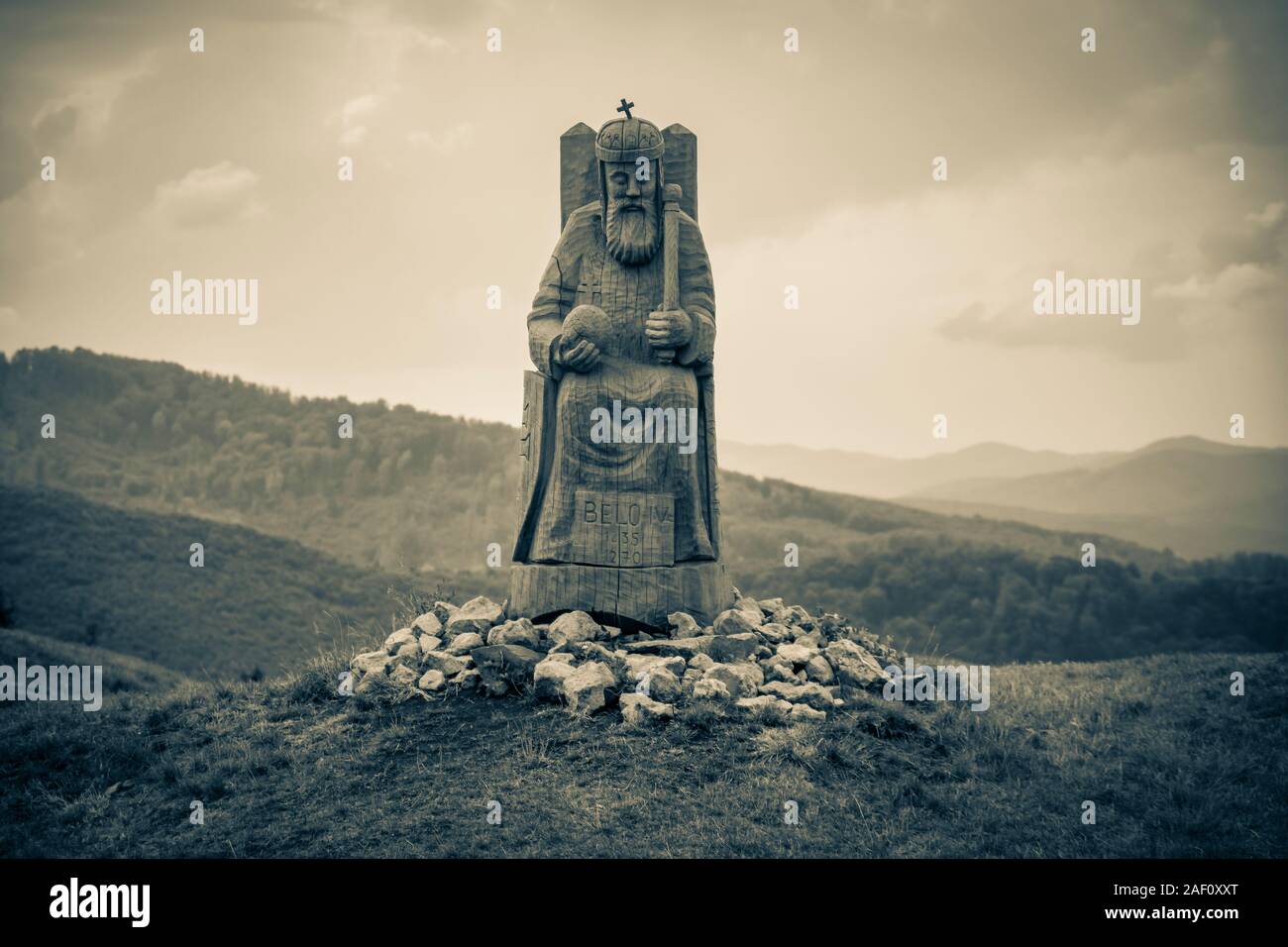 Bela IV (1206-1270) - Escultura de madera del rey de Hungría en las ruinas  de una colina de un castillo medieval Pusty Hrad (Castillo Vacío) cerca de  la ciudad de Zvolen Fotografía