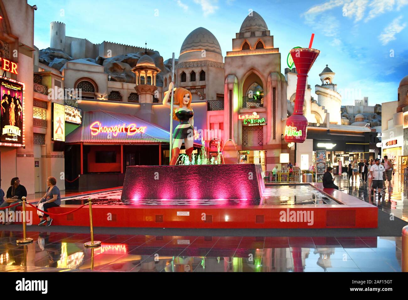 Las Vegas, NV, USA 10-3-18 El Miracle Mile Shops es una de 475.000 pies  cuadrados de centro comercial con más de 170 tiendas, 15 restaurantes y  lugares de entretenimiento en vivo Fotografía de stock - Alamy