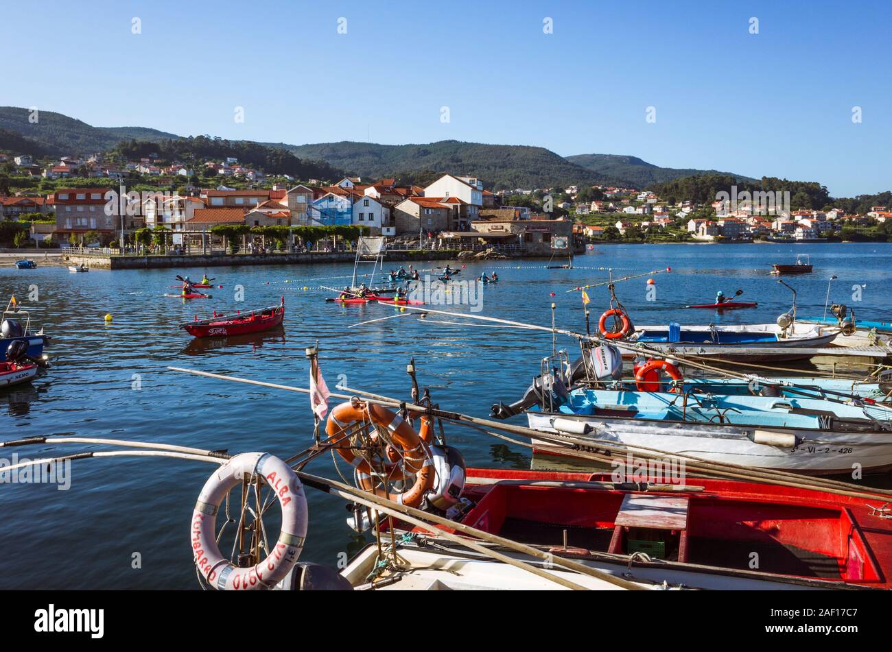 Combarro, Pontevedra, Galicia, España : Pequeñas embarcaciones en el puerto  de Combarro aldea pesquera Fotografía de stock - Alamy