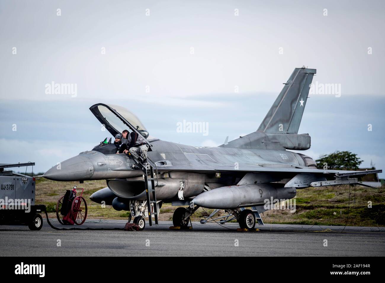 191212) -- SANTIAGO, 12 de diciembre de 2019 (Xinhua) -- un avión se  prepara para llevar a cabo la operación de búsqueda y rescate del avión de  la Fuerza Aérea Chilena que