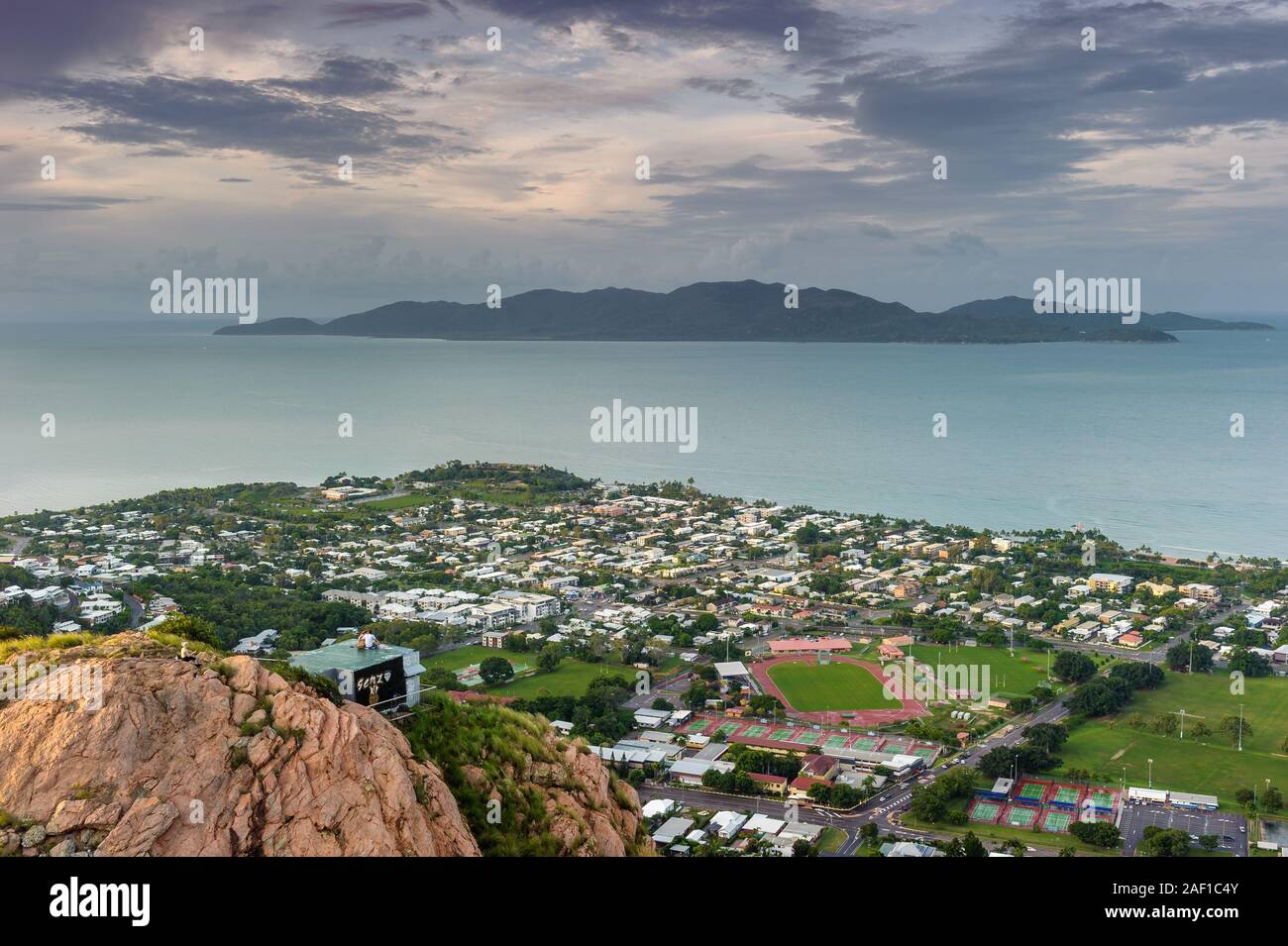 Escena ambiental urbana sobre la colina del castillo en Townsville con Magnetic Island en el horizonte. Foto de stock