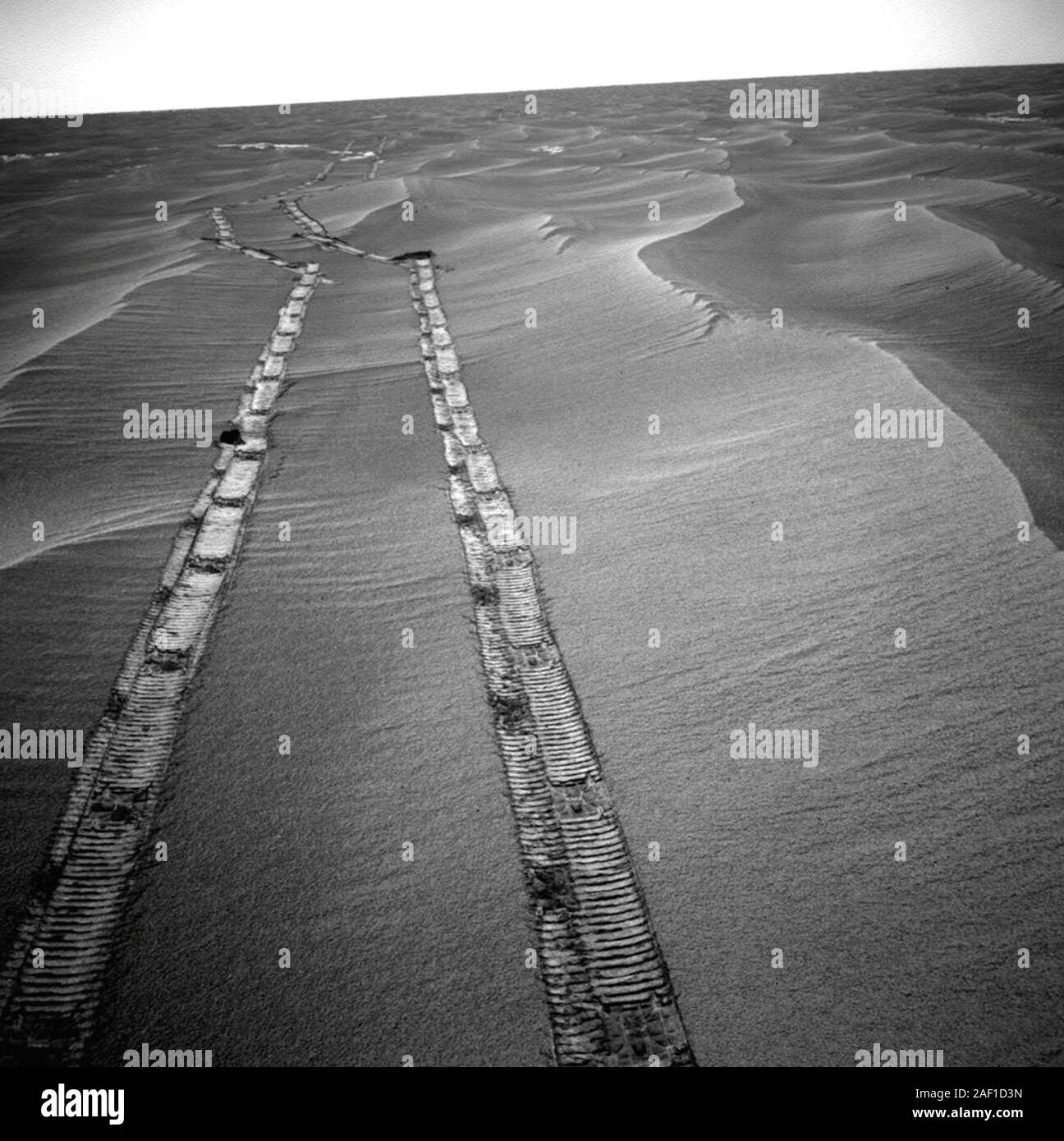 En esta imagen de 2010, oportunidad Mars Rover utilizó su cámara de navegación para este hacia el norte, a la vista de las vías el rover izquierda en una unidad desde una posición favorable a la energía de una onda de arena a otro. El rover equipo llamado esta estrategia "saltando de hoja de lirio a Lily pad.' la NASA anunció el 13 de febrero de 2019, que uno de los más exitosos y duraderos de hazañas de exploración interplanetaria es al final, después de casi 15 años explorando la superficie de Marte. La Oportunidad Rover dejó de comunicarse con la tierra cuando una severa tormenta de polvo en Marte-wide cubrió su ubicación en junio de 2018. NASA/UPI Foto de stock
