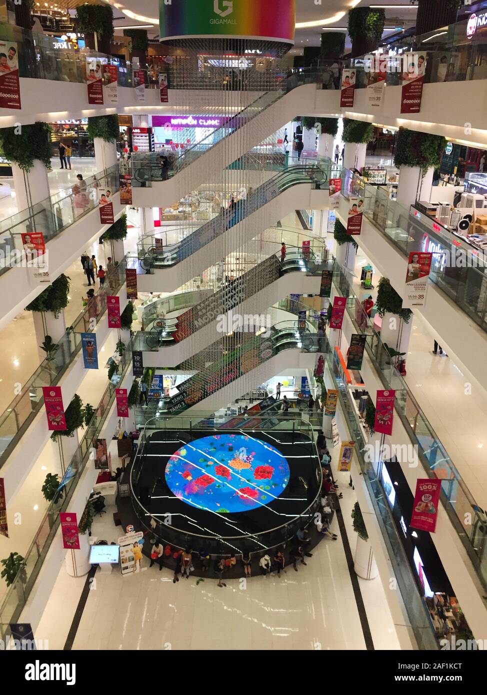 Saigón, Vietnam - Jun 12, 2019. Gigamall Shopping Mall en Saigón, Vietnam.  Saigon (Ho Chi Minh) es el centro económico y financiero de Vietnam  Fotografía de stock - Alamy