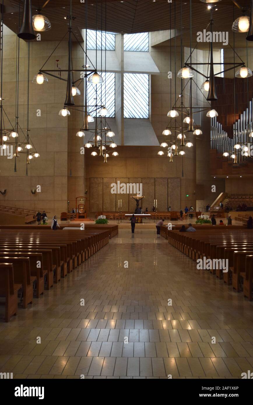 El espacio interior y el altar mayor de la Catedral de Nuestra Señora de Los Ángeles. Diseñada por el arquitecto español Rafael Moneo. Foto de stock