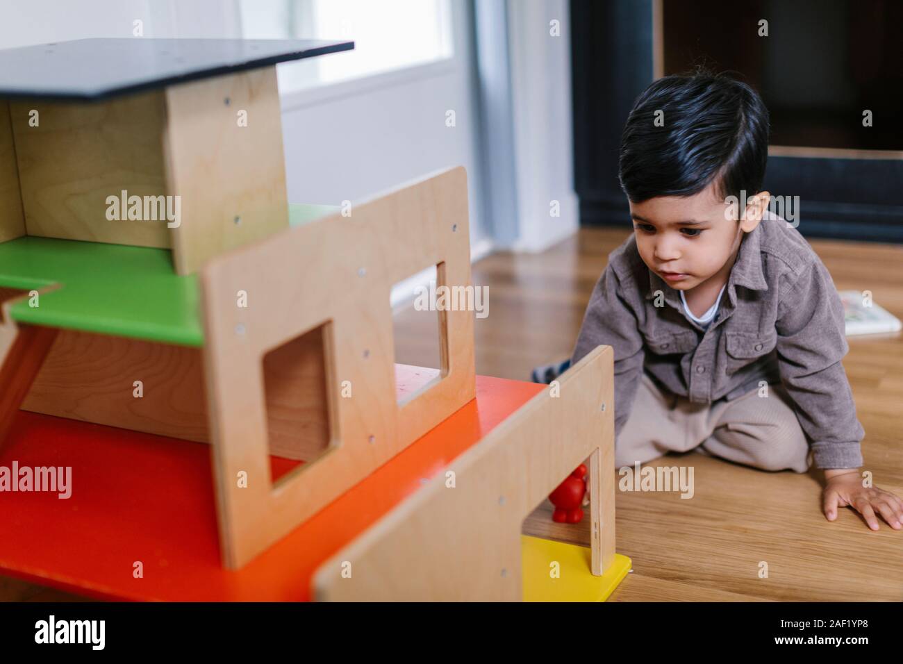 Niño jugando en el preescolar Foto de stock
