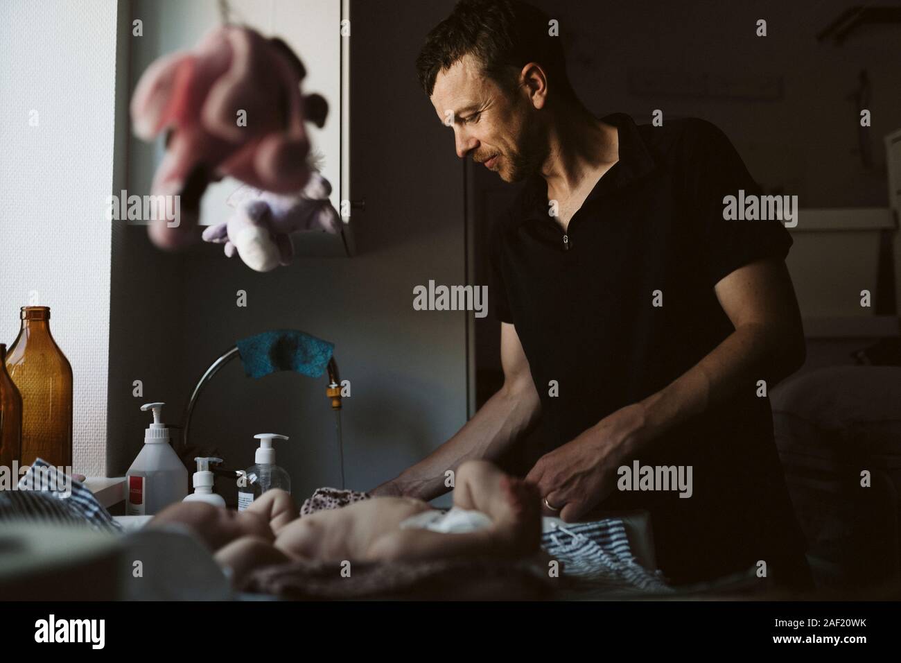 El padre con el bebé en casa Foto de stock