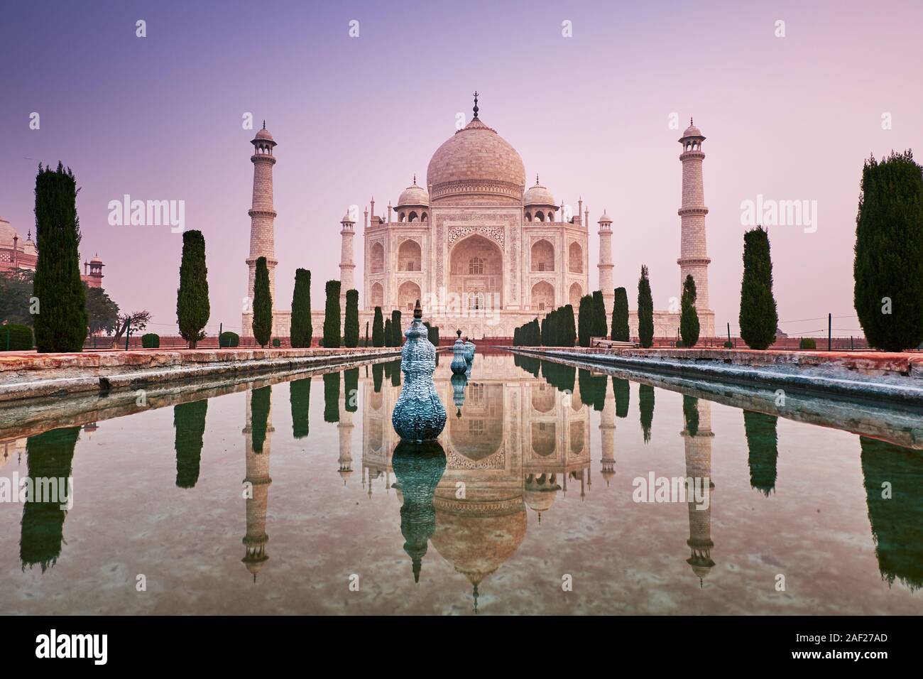 Taj Mahal Vista frontal con reflejo en el agua. Hora Azul amanecer foto del Taj Mahal. La arquitectura de la India. Nueva maravilla del mundo. Foto de stock