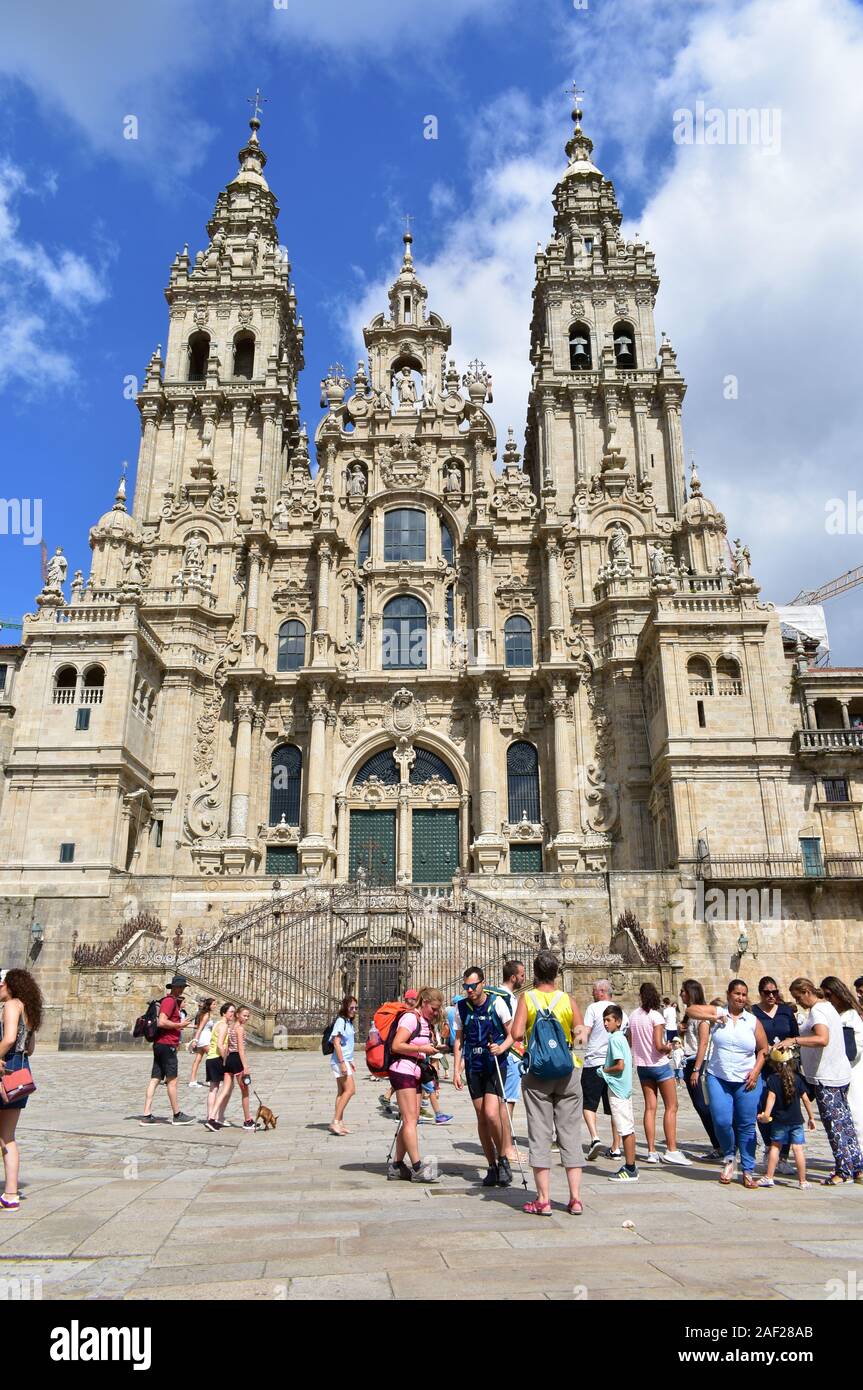 Los peregrinos tomando fotos en frente de la catedral a la Praza do Obradoiro. Santiago de Compostela, España. Aug 4, 2019. Foto de stock