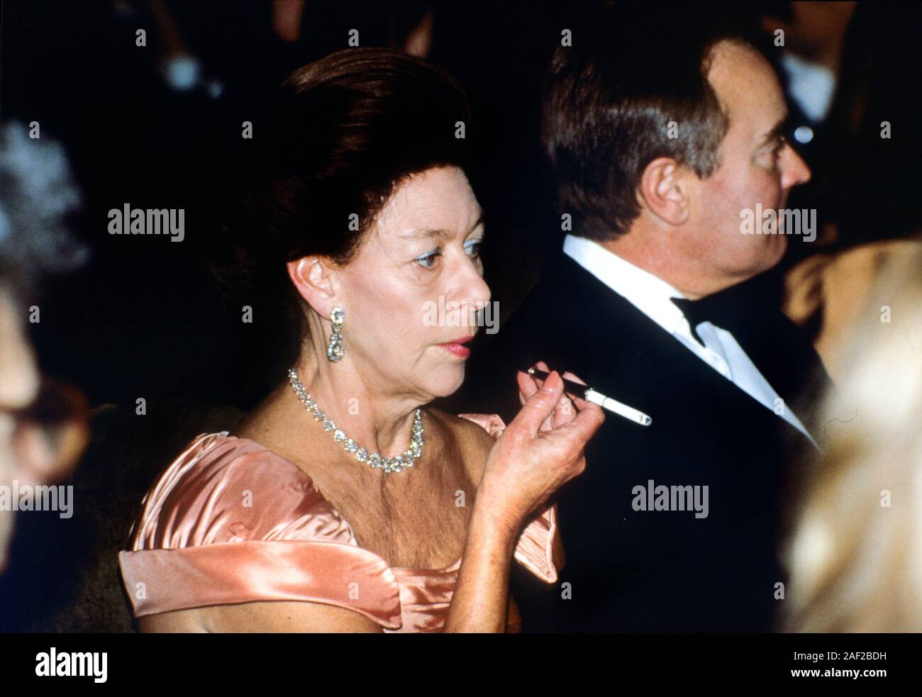 Su Alteza Real la Princesa Margarita de fumar en la cena para crisis del SIDA Trust, Londres, Inglaterra, noviembre de 1991 Foto de stock