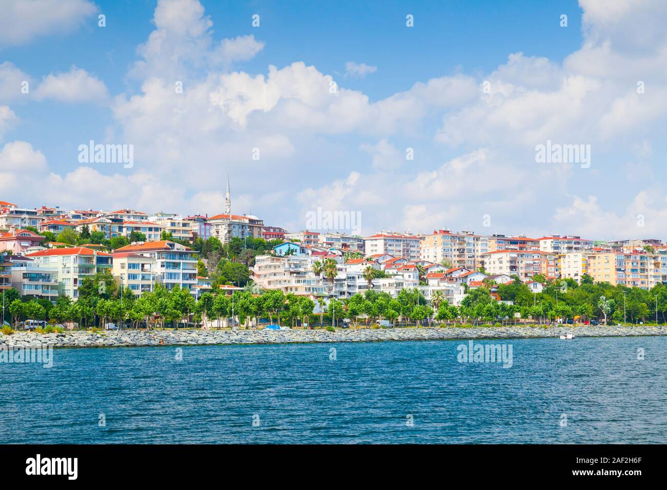 El paisaje costero de Avcilar en día soleado, distrito de Estambul, Turquía Foto de stock