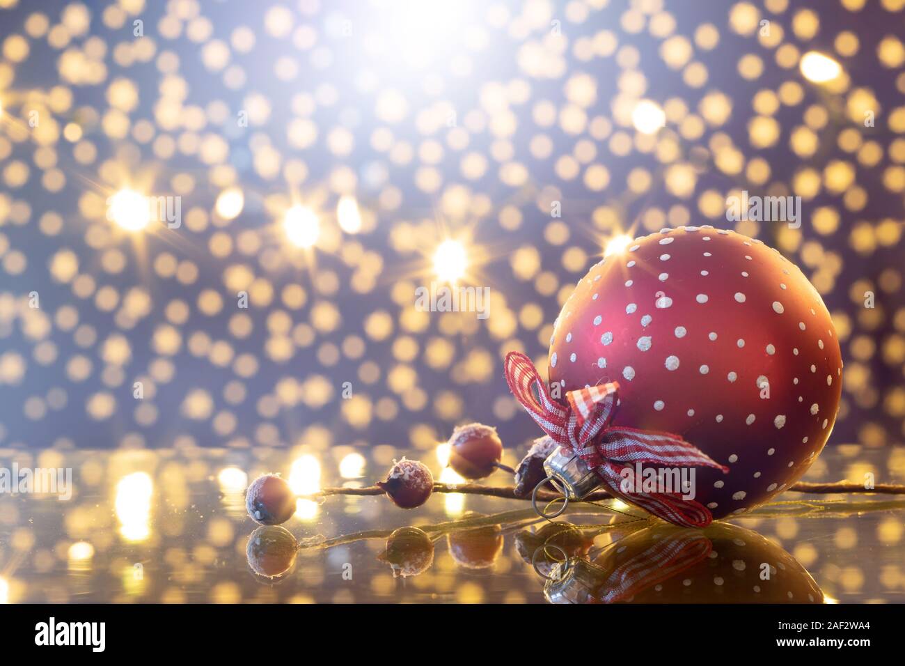 Bolas de navidad más brillantes de fondo de vacaciones. Magia de luces  decorativas. Feliz Navidad y Próspero Año Nuevo! Fotografía de stock - Alamy