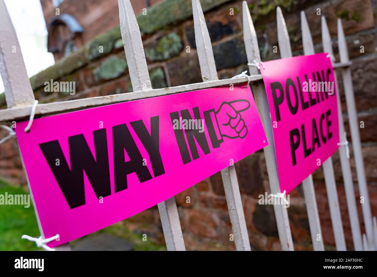 Firmar fuera de lugar de votación en Edimburgo, Escocia, durante la jornada electoral Las elecciones generales el 12 de diciembre de 2019, REINO UNIDO Foto de stock