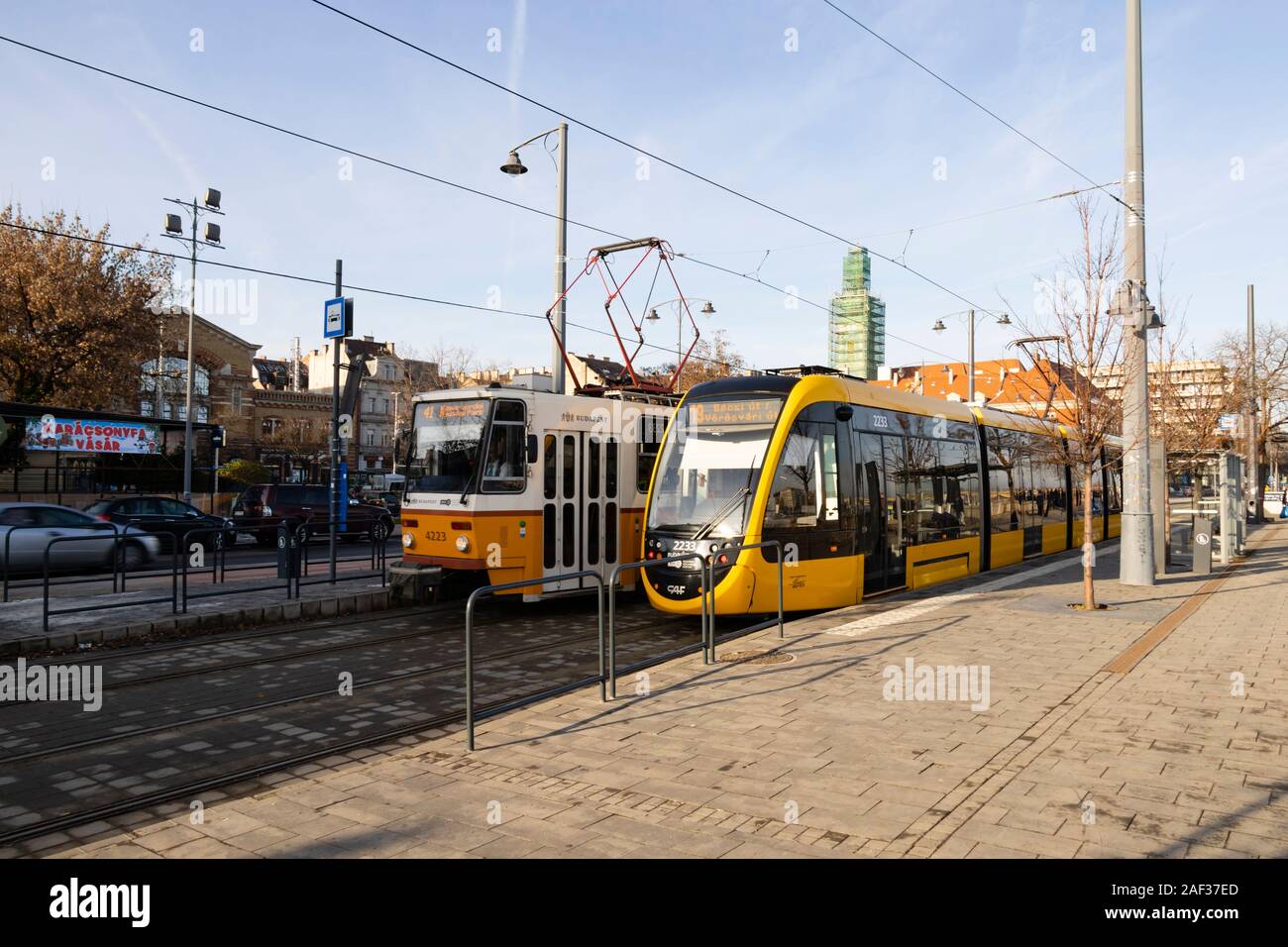 Viejos y nuevos tranvías en la Batthyany ter parada. Invierno en Budapest, Hungría. Diciembre de 2019 Foto de stock