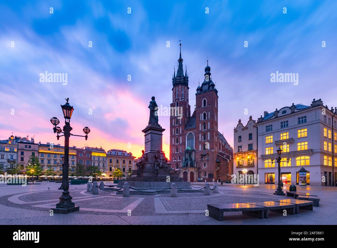Plaza del Mercado Medieval con la Basílica de Santa María en el hermoso amanecer en la vieja ciudad de Krakow, Polonia Foto de stock