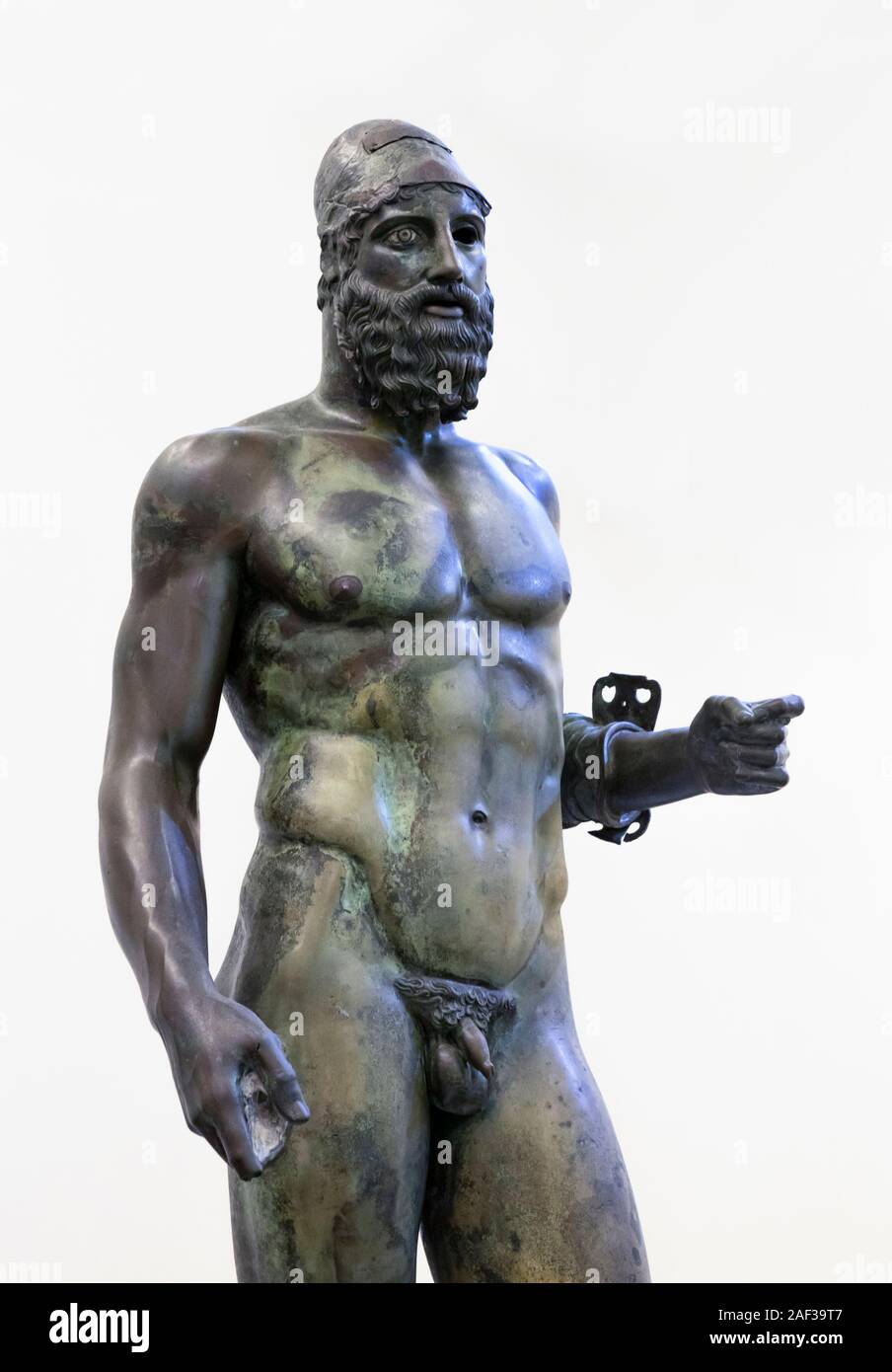 Tres cuartos de longitud de riace estatua de bronce del starez en Reggio Calabria Foto de stock