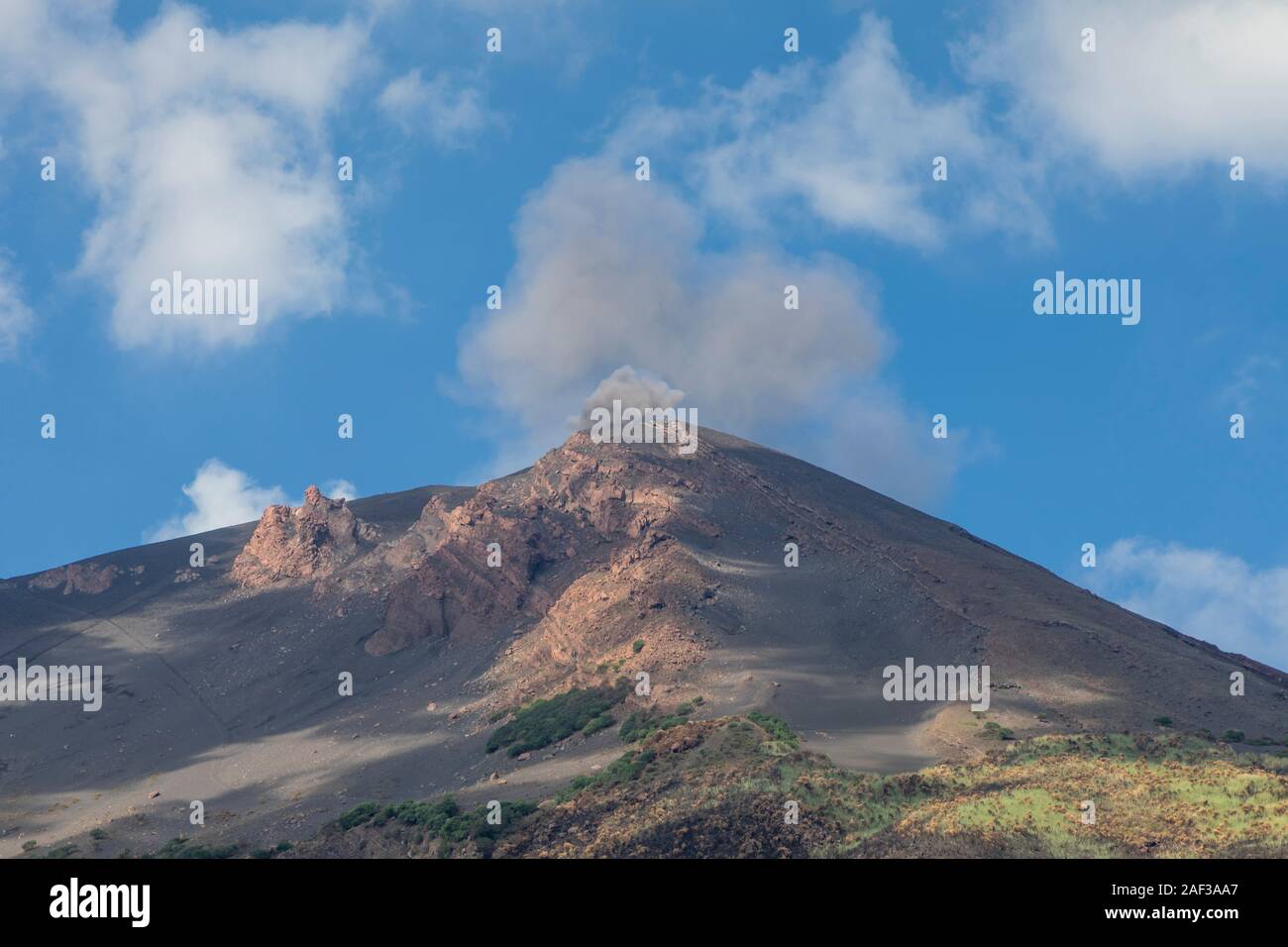 Stromboli emitiendo humo gris de crater Foto de stock