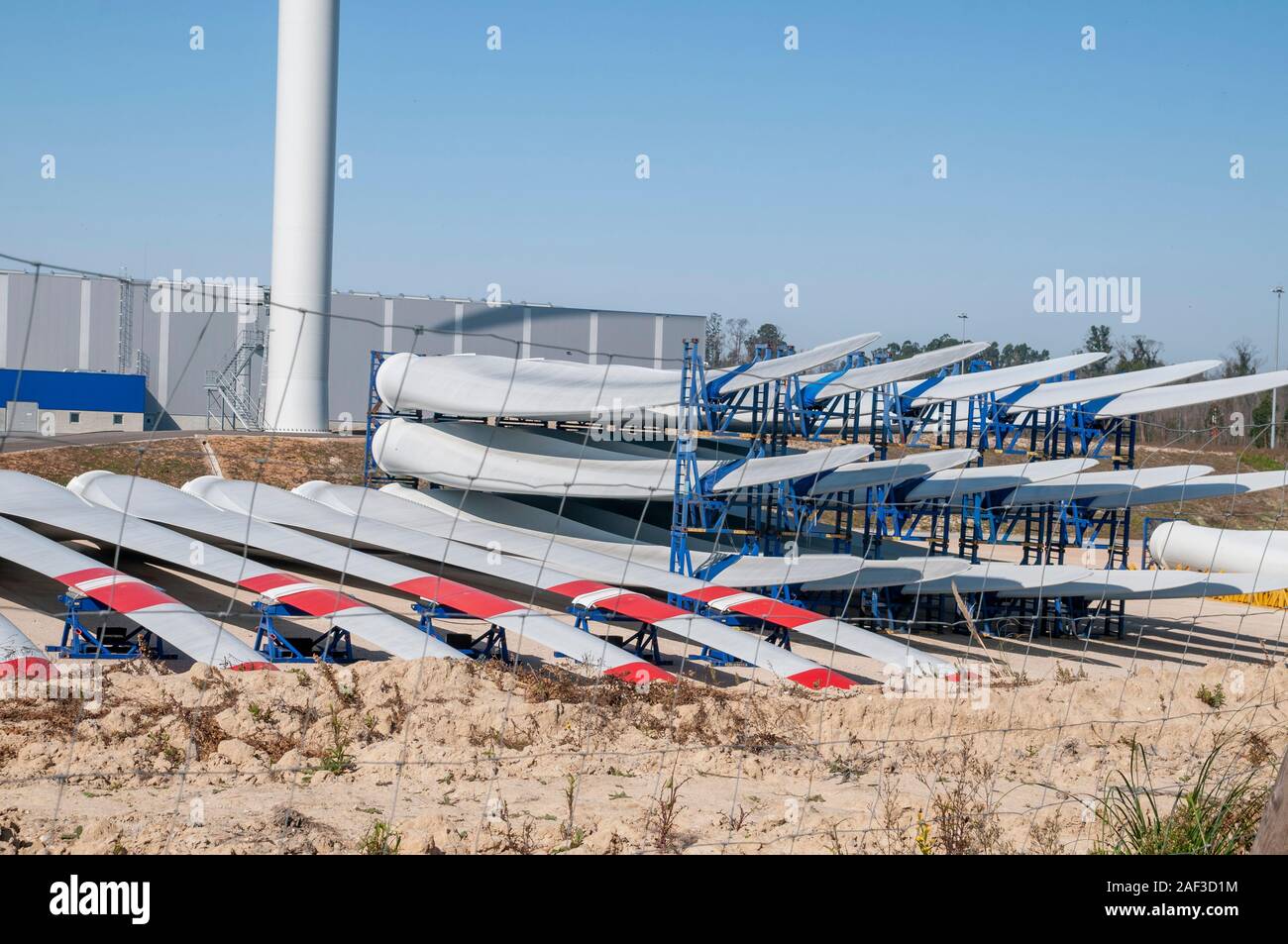 Las paletas de las turbinas eólicas gigantes listo para envío e instalación en fábrica) senvion RiaBlades (sitio, Soza, Portugal. Foto de stock